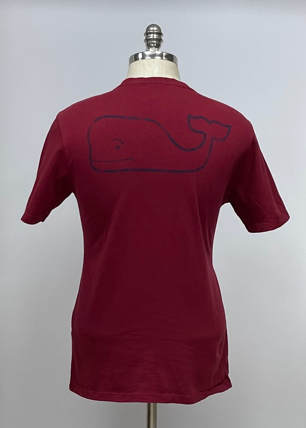 Camiseta cuello redondo Vineyard Vines 🐳 color rojo oscuro con Diseño de ballena Talla Small