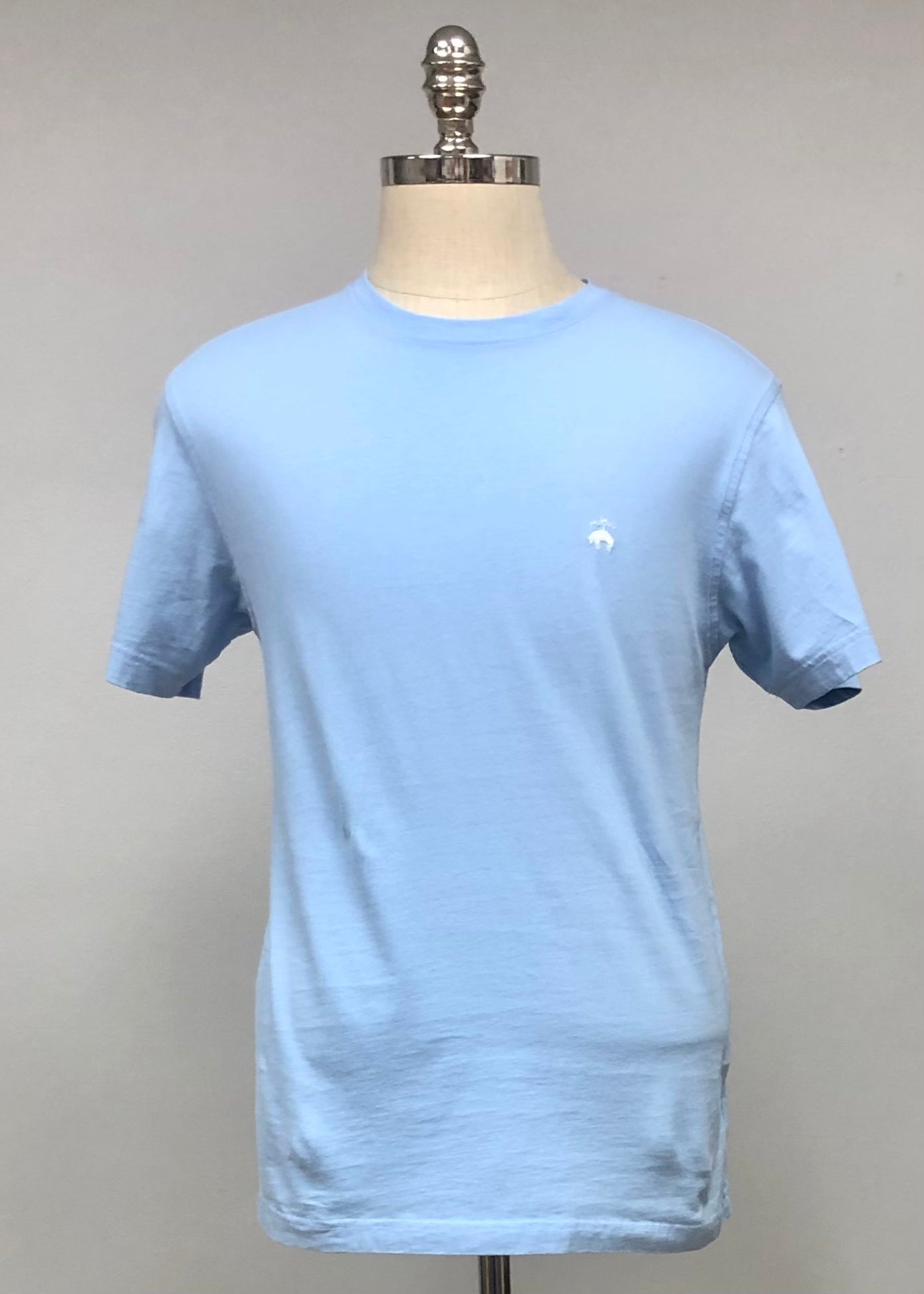 Camiseta cuello redondo Brooks Brothers 🐑 color celeste y logo blanca Talla Small