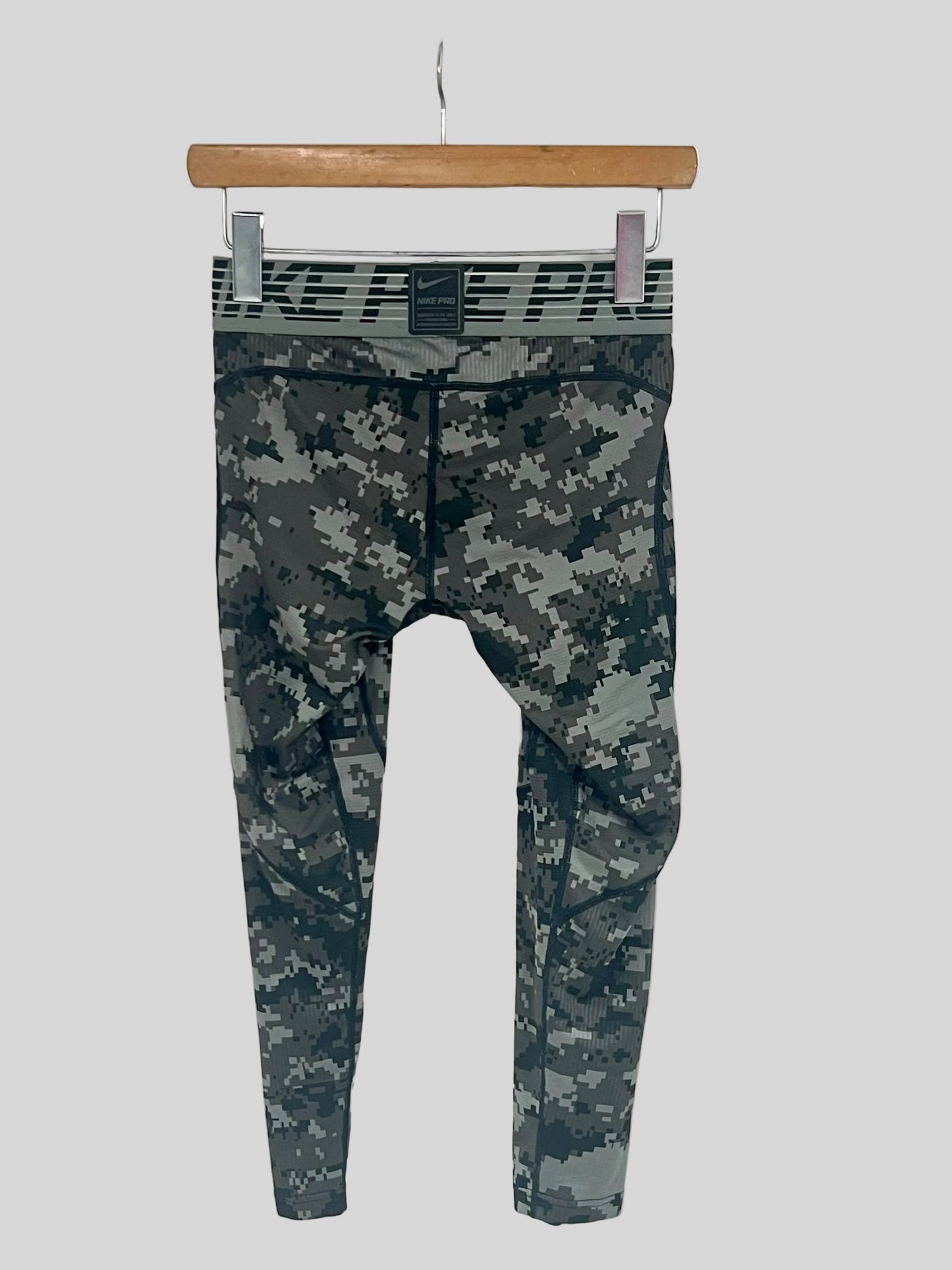 Malla de entrenamiento licra Nike ✔️ Pro HyperCool para hombre con diseño de graffiti en Color gris y negro Talla S