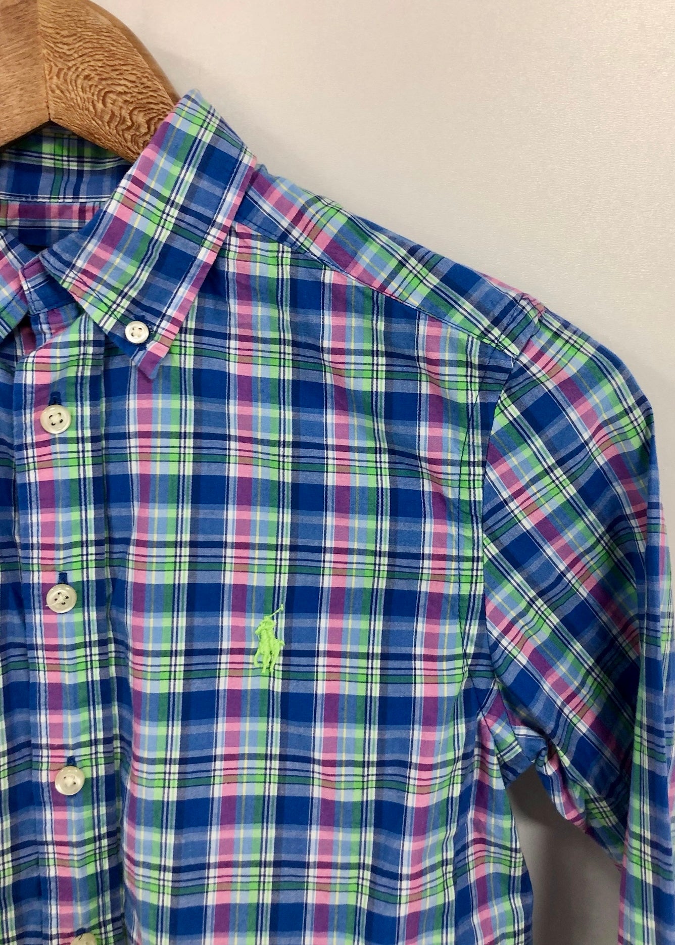 Camisa Polo Ralph Lauren 🏇🏼 con patron de cuadros en azul, verde y rosado Talla M (10-12) de niño Entalle Regular