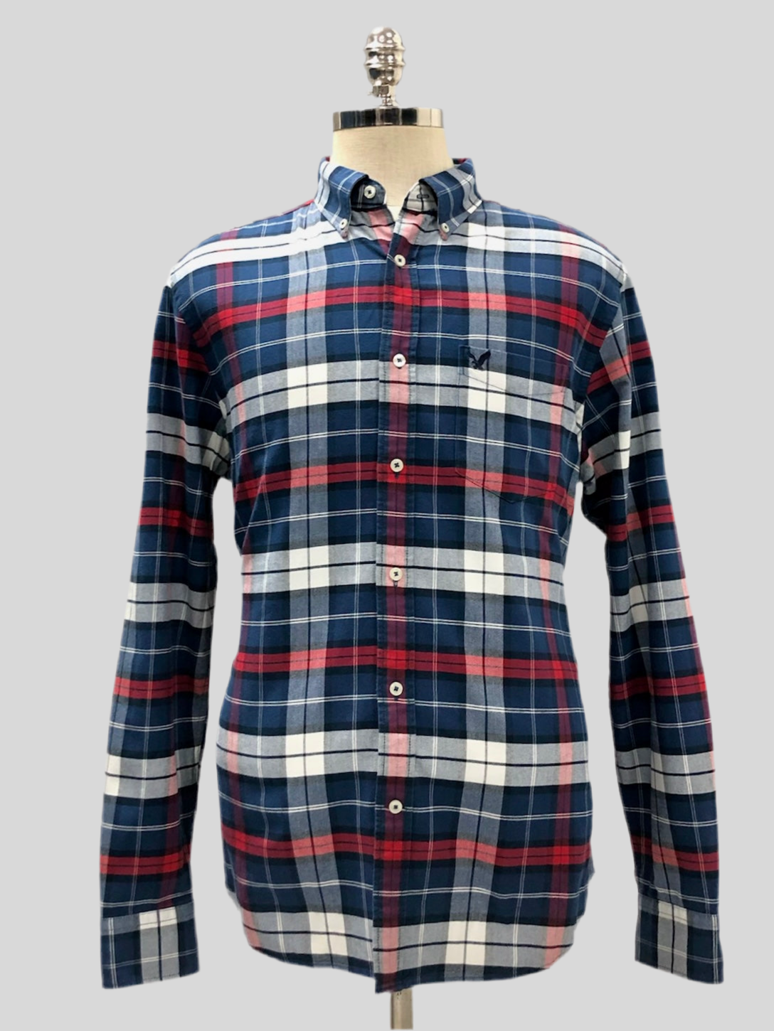 Camisa de botones American Eagle 🦅 de cuadros en color azul, rojo y gris Talla L Entalle Clásico
