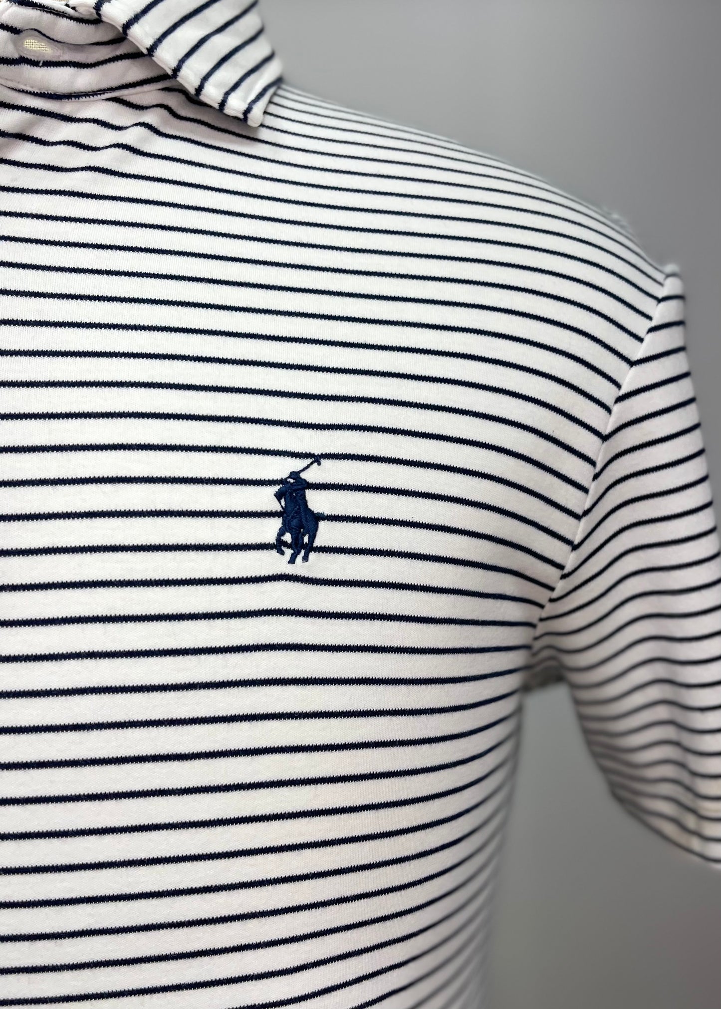 Camiseta Polo Ralph Lauren 🏇🏼color blanco con patrón de rayas en color negro Talla M Entalle Regular