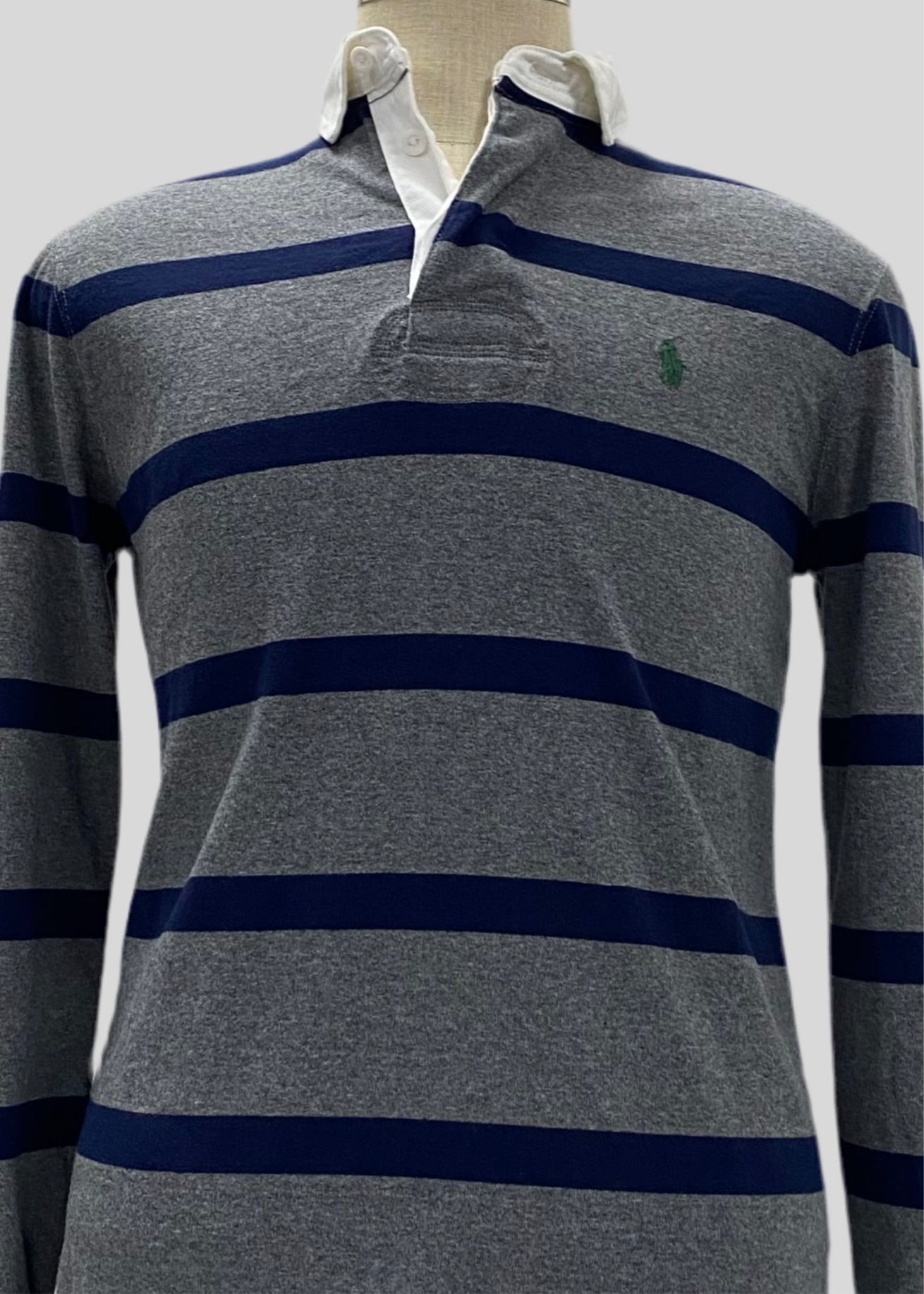 Camiseta Polo Ralph Lauren 🏇🏼color gris oscuro y rayas en azul navy Talla S Entalle Clásico