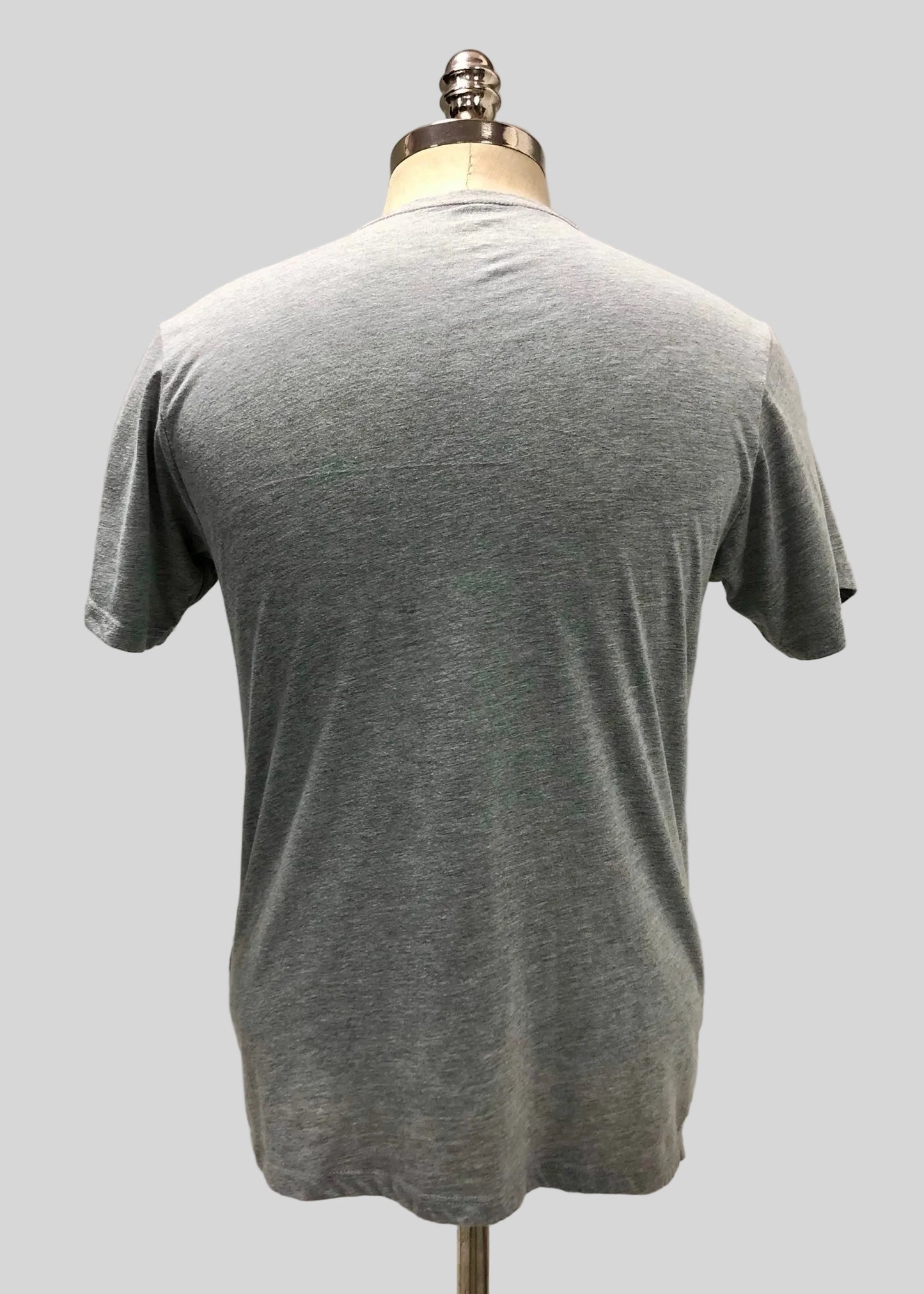 Camiseta cuello redondo The Simpsons 🍺 color gris con diseño de Homero Talla M