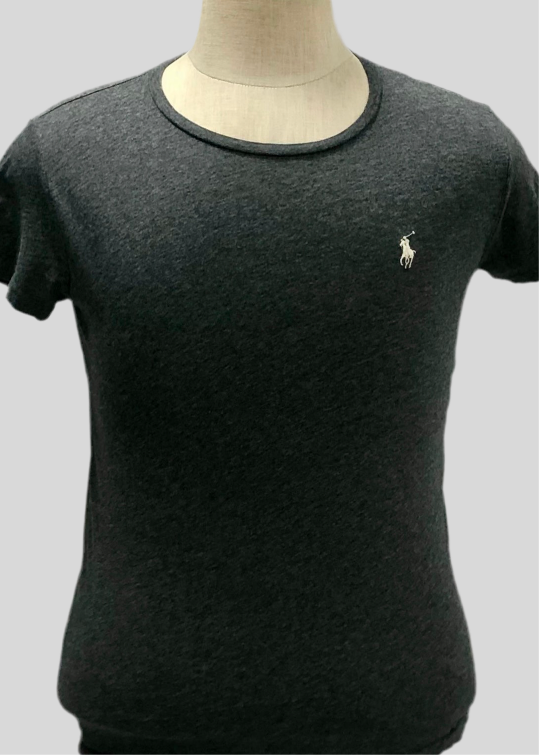 Camiseta de mujer cuello redondo Polo Ralph Lauren 🏇🏼 color gris oscuro con logo en color blanco Talla M Entalle Regular