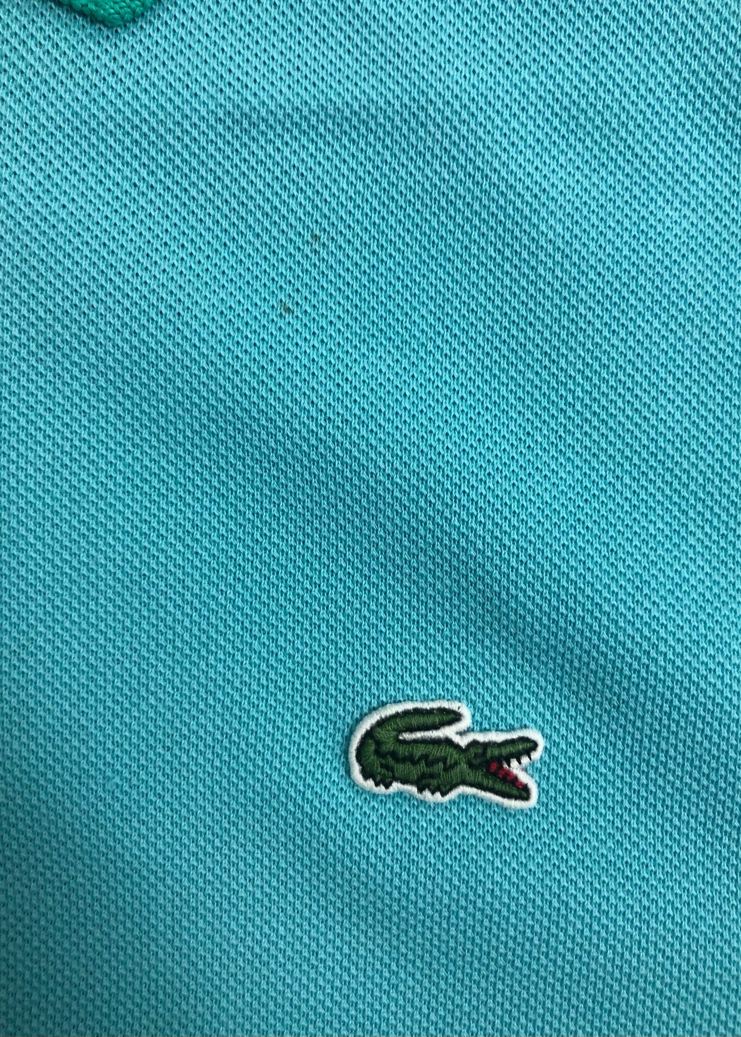 Camiseta Polo Lacoste 🐊 color turquesa con diseño en cuello y manga color verde Talla XL Entalle Regular (ver descripción)