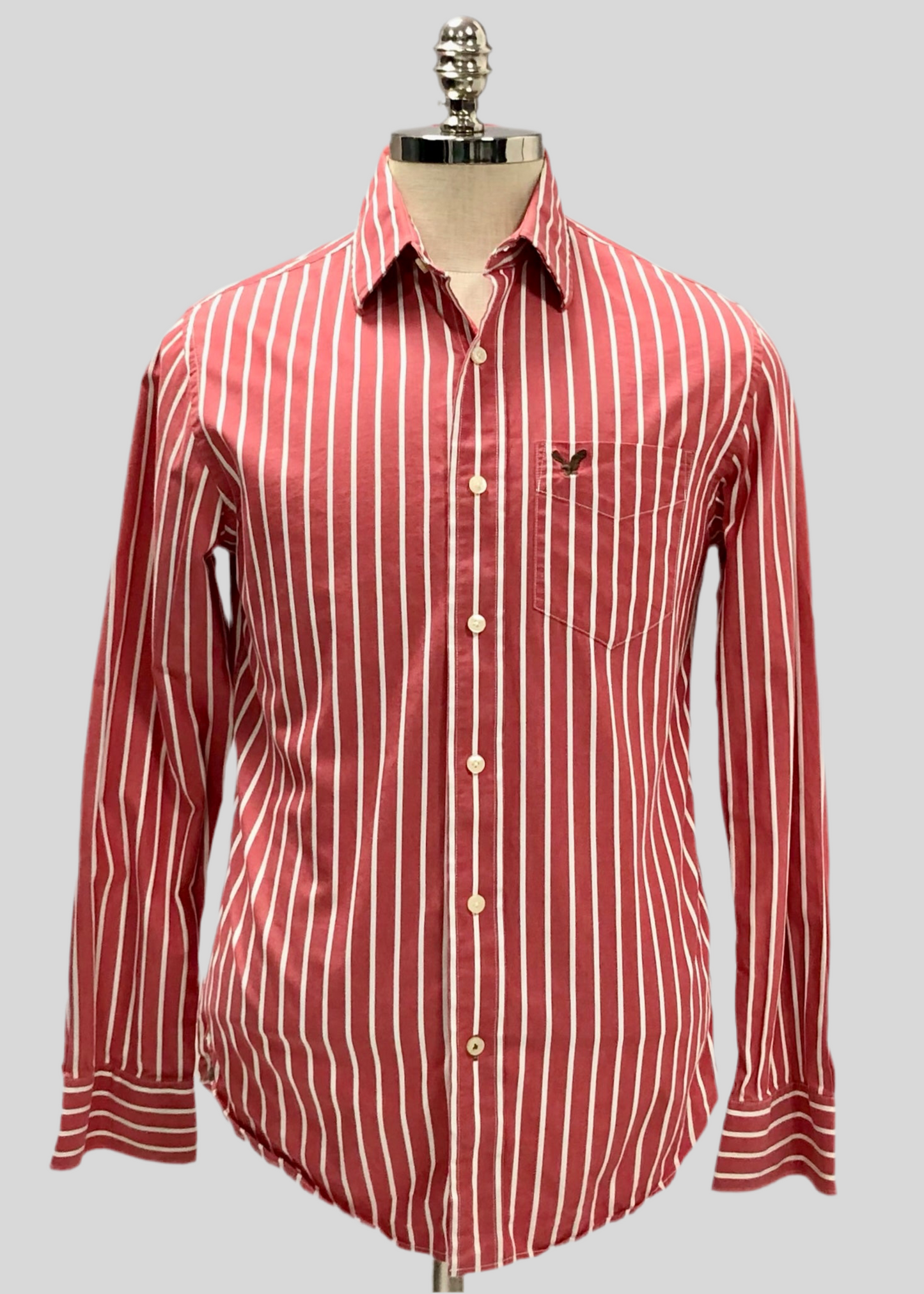 Camisa de botones American Eagle 🦅 de rayas en color rojo y blanco Talla S Entalle Regular