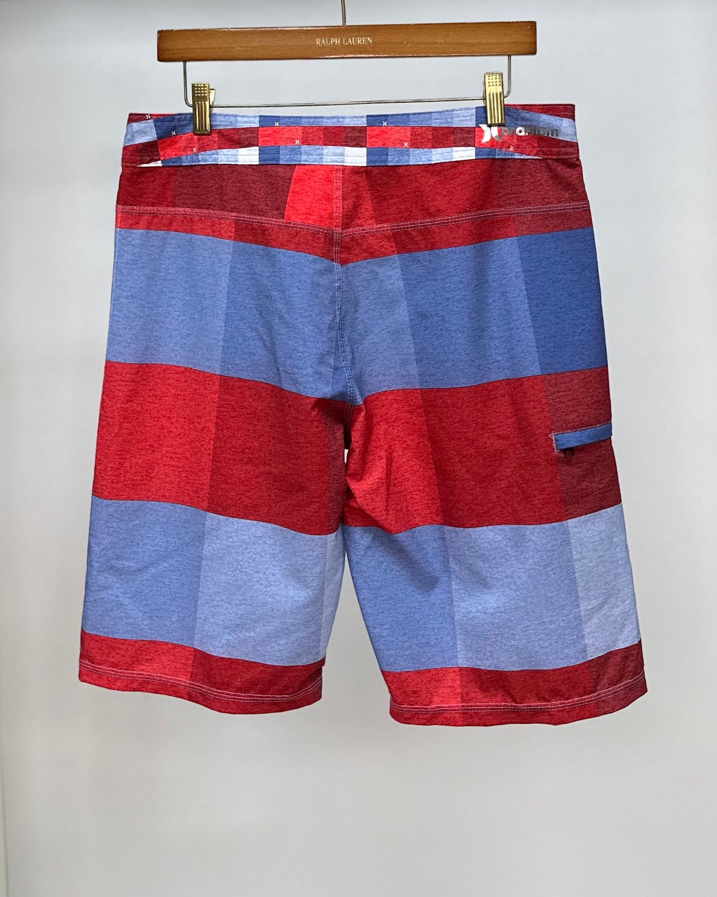 Short de baño Hurley 🏄🏽‍♂️ con patron de cuadro en color rojo, azul y celeste y logo en color plateado talla M