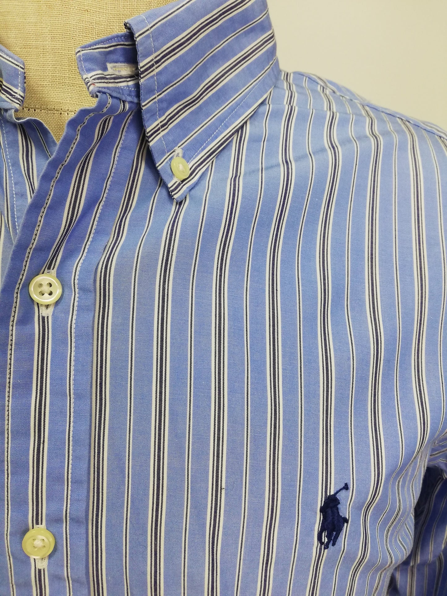 Camisa celeste con patron de rayas en color negro y blanco Polo Ralph Lauren 🏇🏼 Talla L Entalle Regular