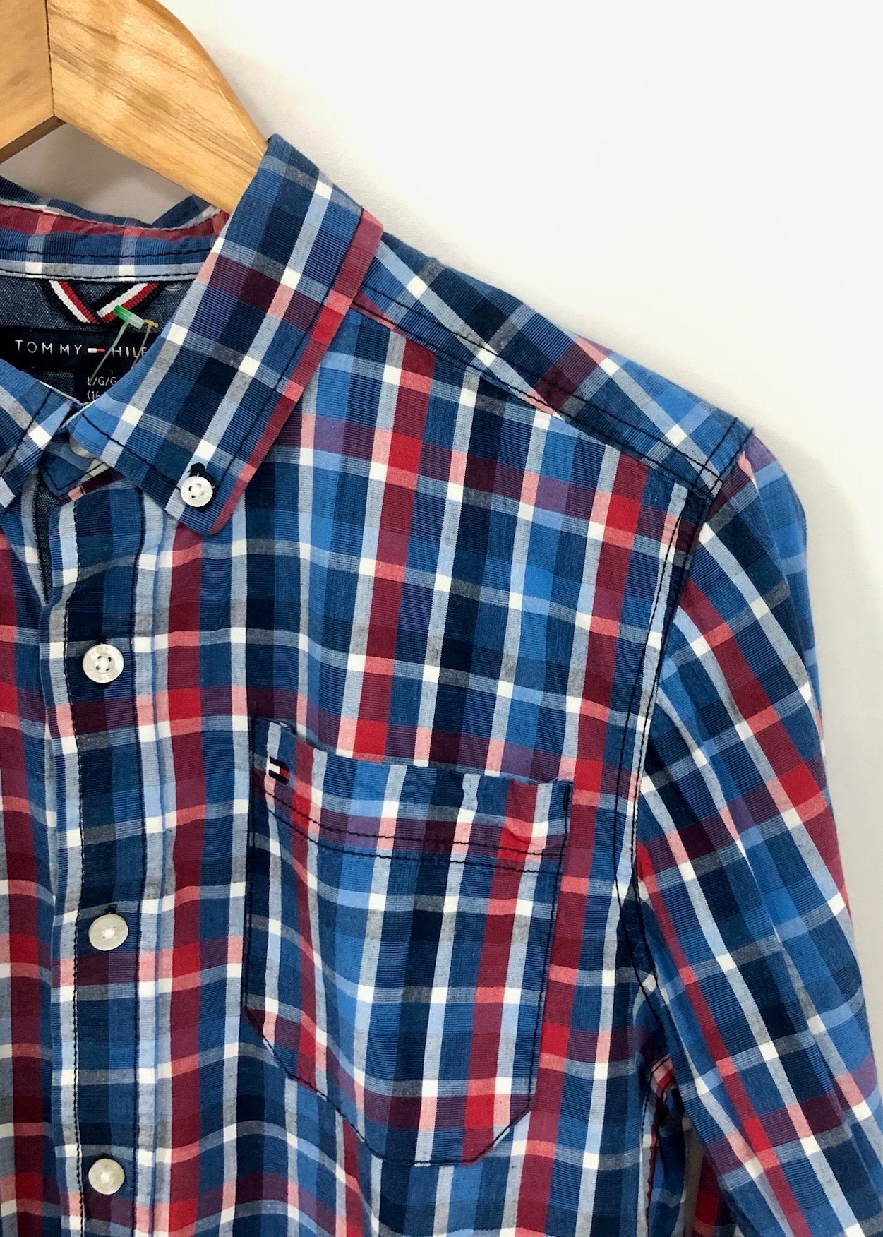 Camisa de niño Tommy Hilfiger 🇺🇸 con patron de cuadros en azul, rojo y blanco Talla L (16-18) Entalle Regular