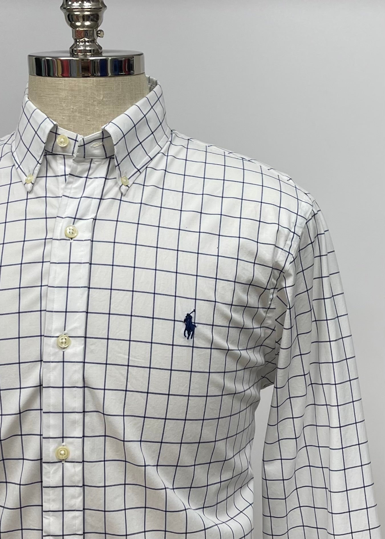 Camisa Polo Ralph Lauren 🏇🏼 color blanco con patron de cuadros en color azul y rosado Talla L Entalle Regular