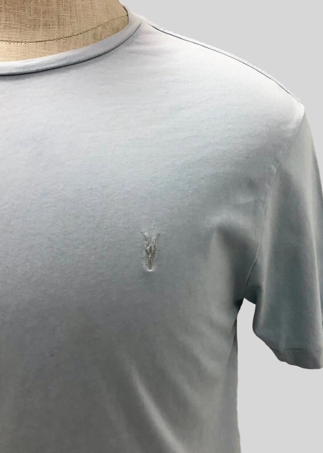 Camiseta cuello redondo AllSaints 🦌 color blanco y rayas en color celeste claro Talla M Entalle Regular