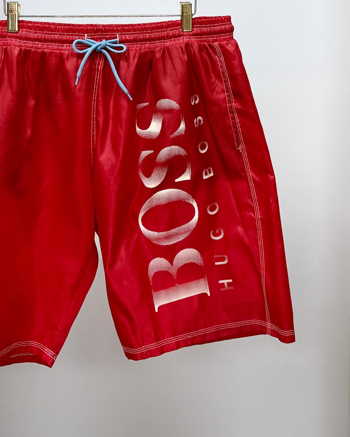 Short de baño Hugo Boss 🇩🇪 color rojo y logo en color blanco talla XL