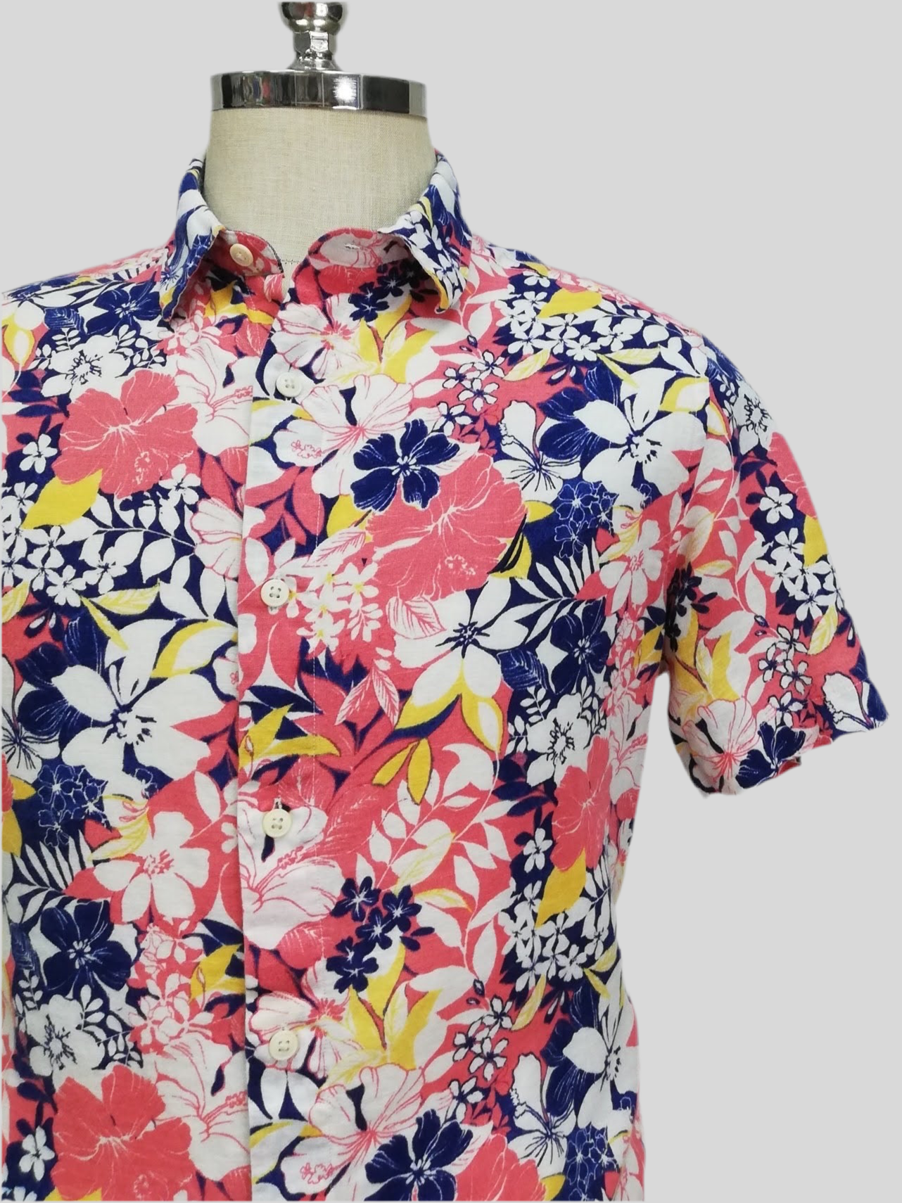 Camisa de botones Nautica ⚓️ con diseño de flores en color rosado, azul, amarillo y blanco Talla M Entalle Regular