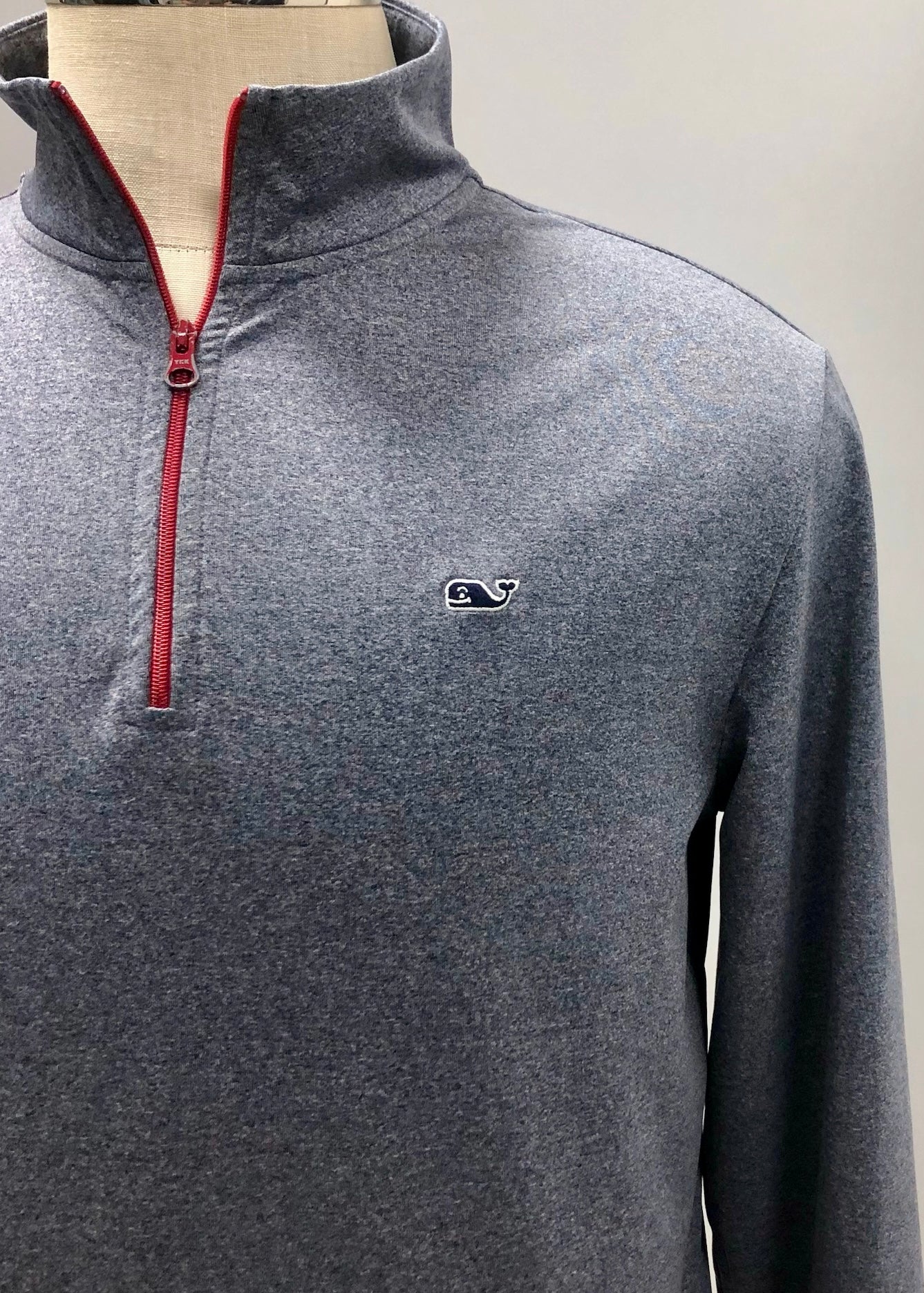 Sueter Jersey Vineyard Vines 🐳 Performance color gris con zipper rojo Talla S