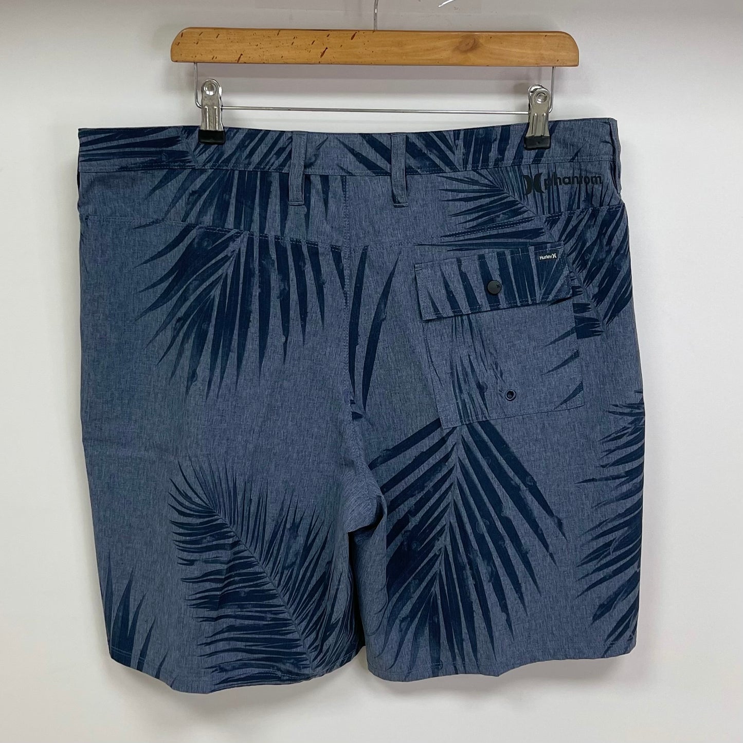 Short Híbrido Hurley 🏄🏽‍♂️ Tela performance color gris y diseño de hojas en azul oscuro talla L (36)