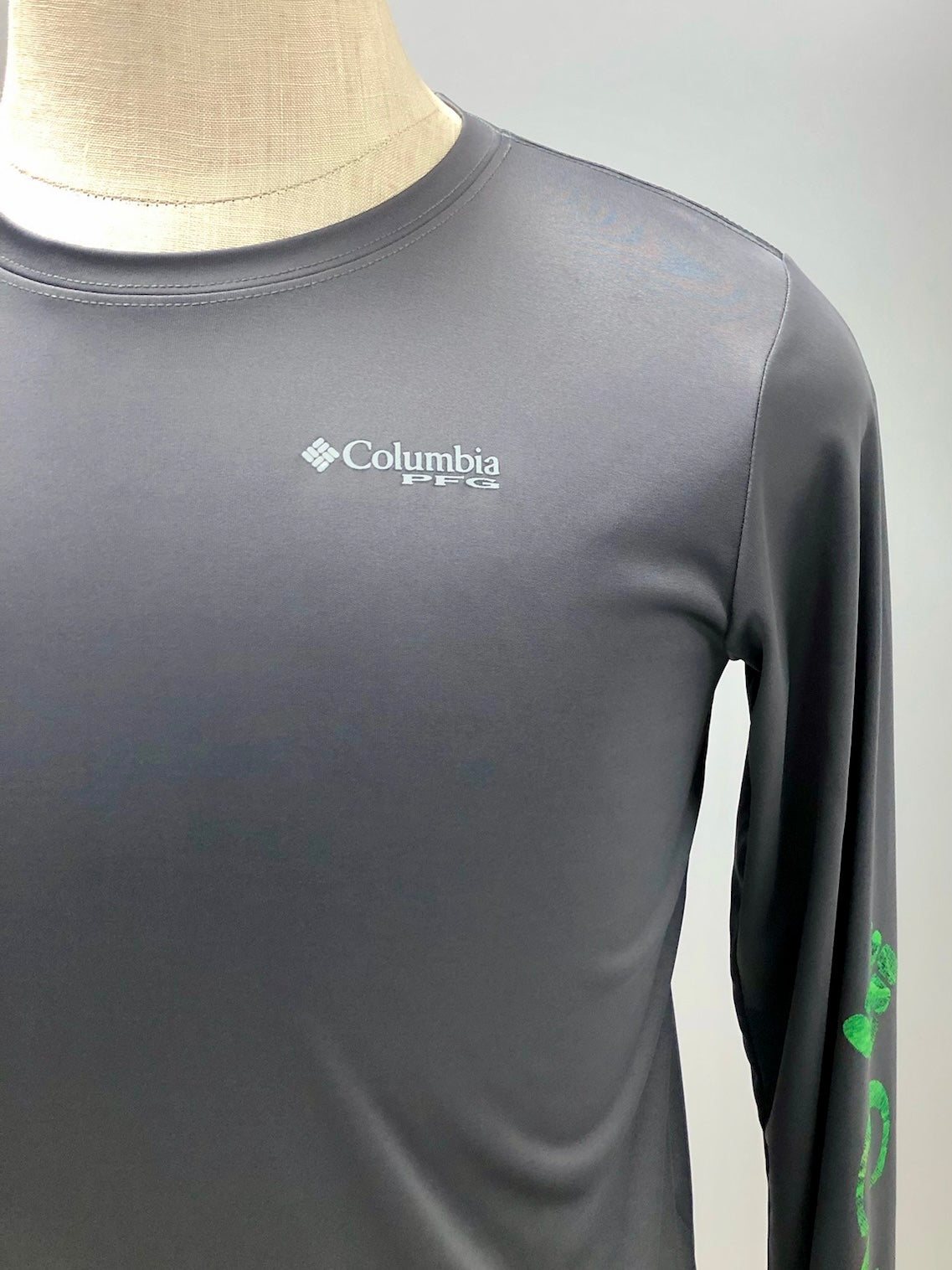 Camiseta cuello redondo Columbia 🔷 color gris oscuro manga larga Talla S