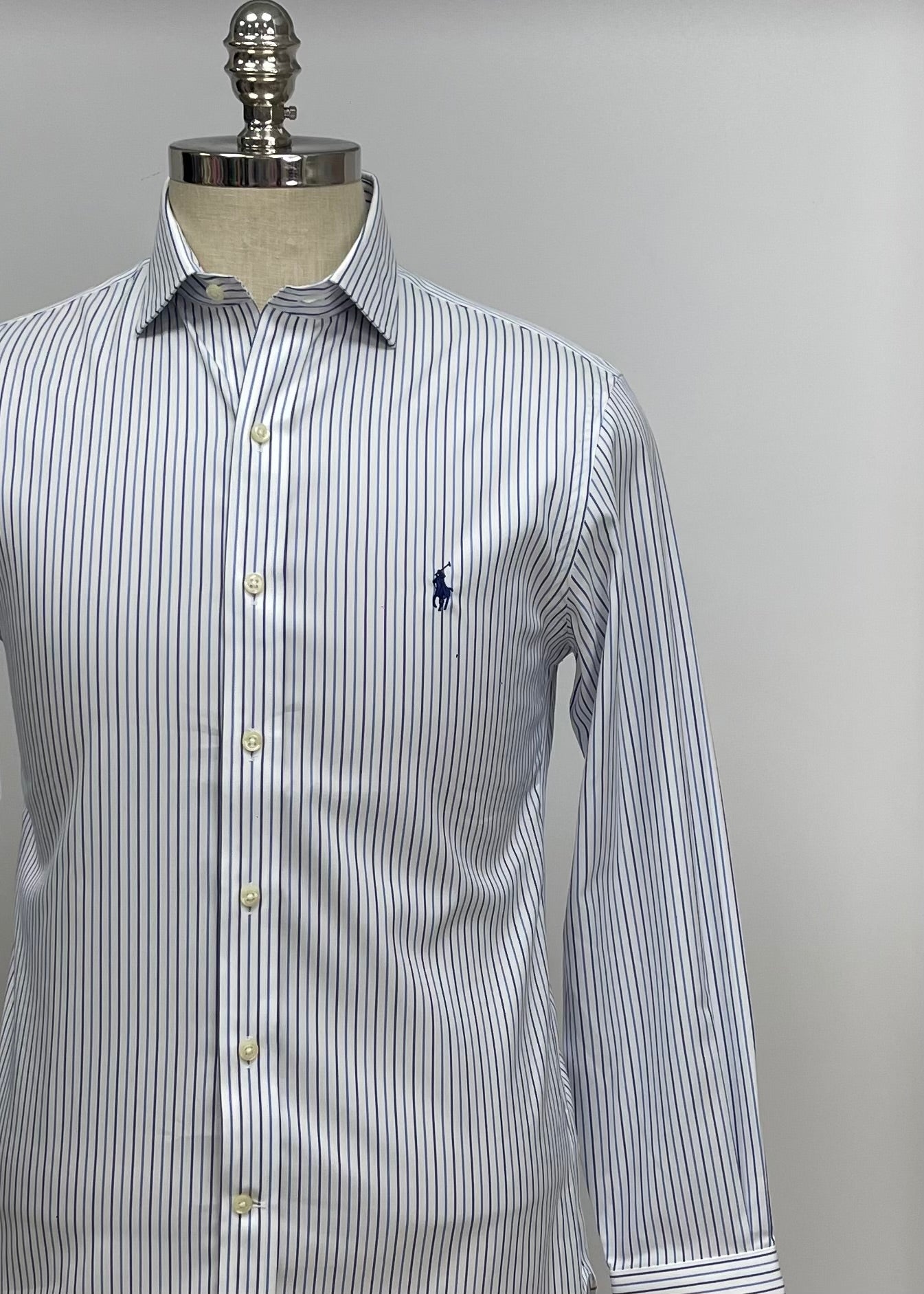 Camisa de botones Polo Ralph Lauren 🏇🏼 color blanco con rayas en color azul Talla M Entalle Slim Fit