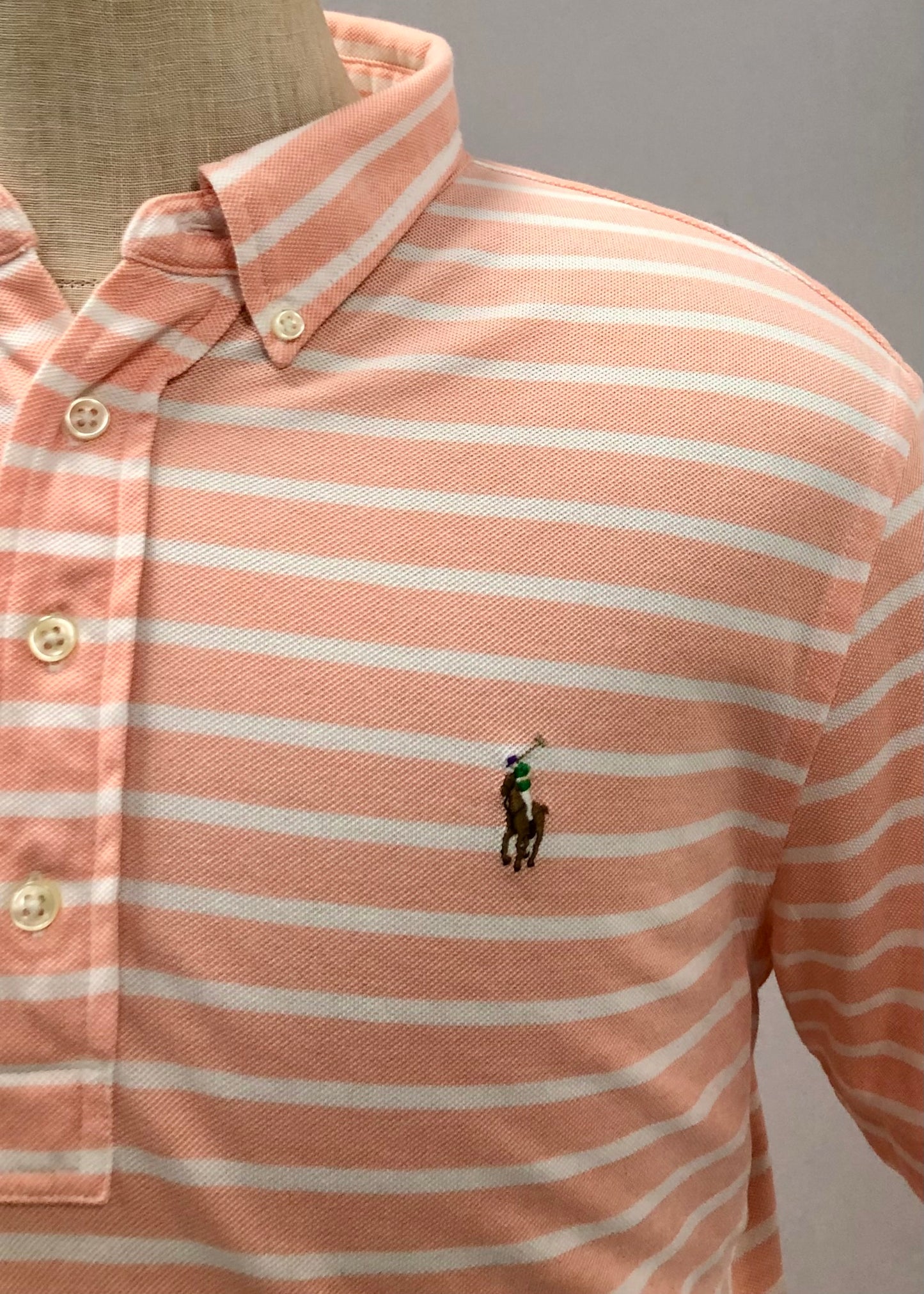 Camiseta Polo Ralph Lauren 🏇🏼 (Knit Oxford) color blanco con patrón del rayas en naranja claro Talla L Entalle Regular