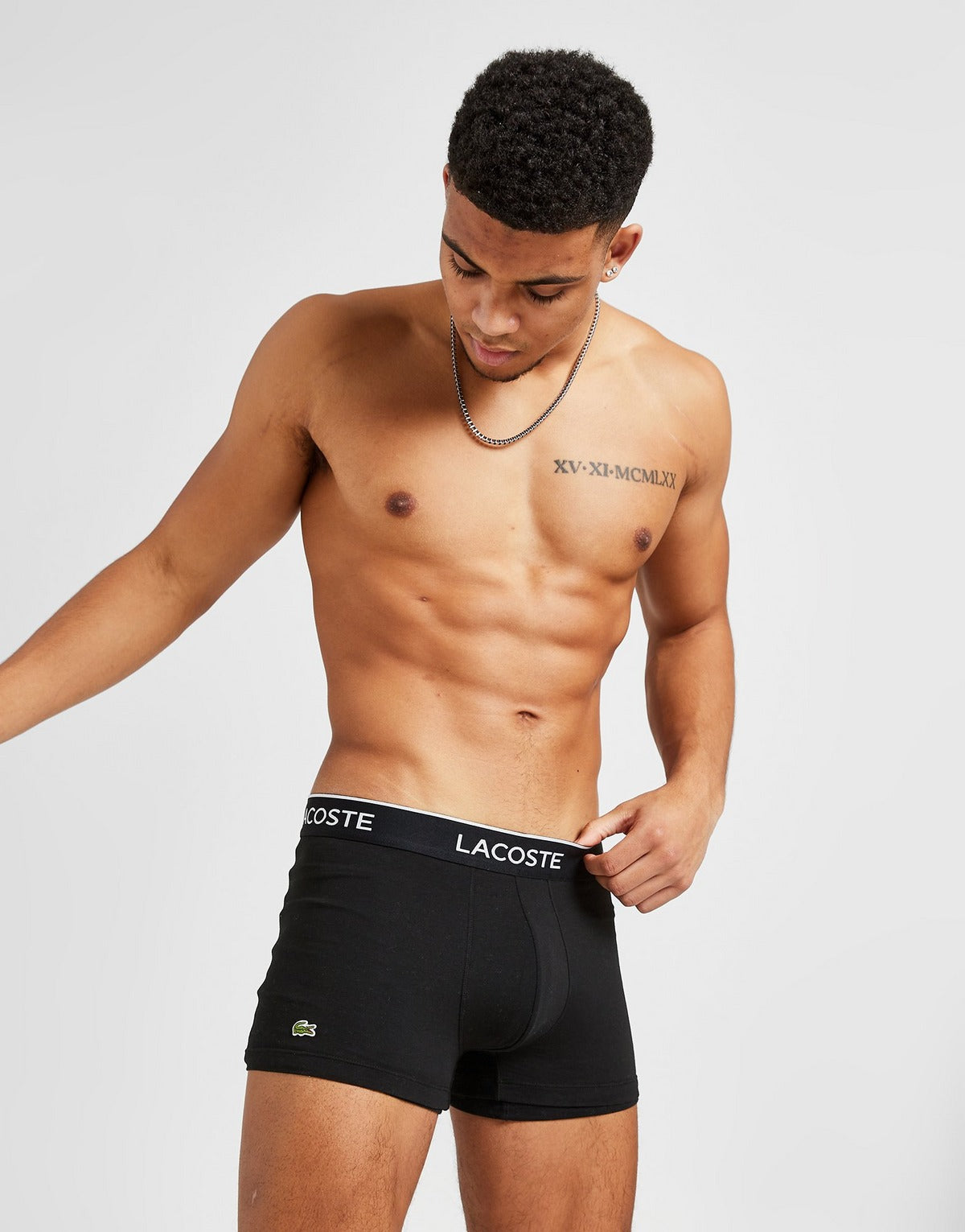 Paquete de 3 Boxer Briefs Lacoste 🐊 Tela algodón stretch color blanco, gris y negro Talla M