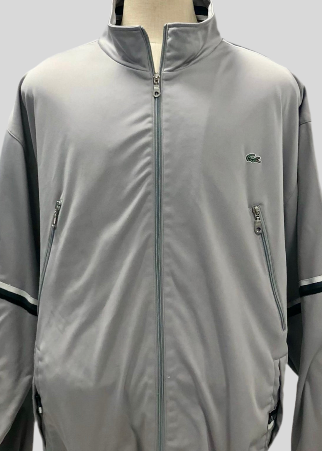 Jacket Lacoste 🐊 color gris claro con zíper completo Talla 3XL (ver descripción)