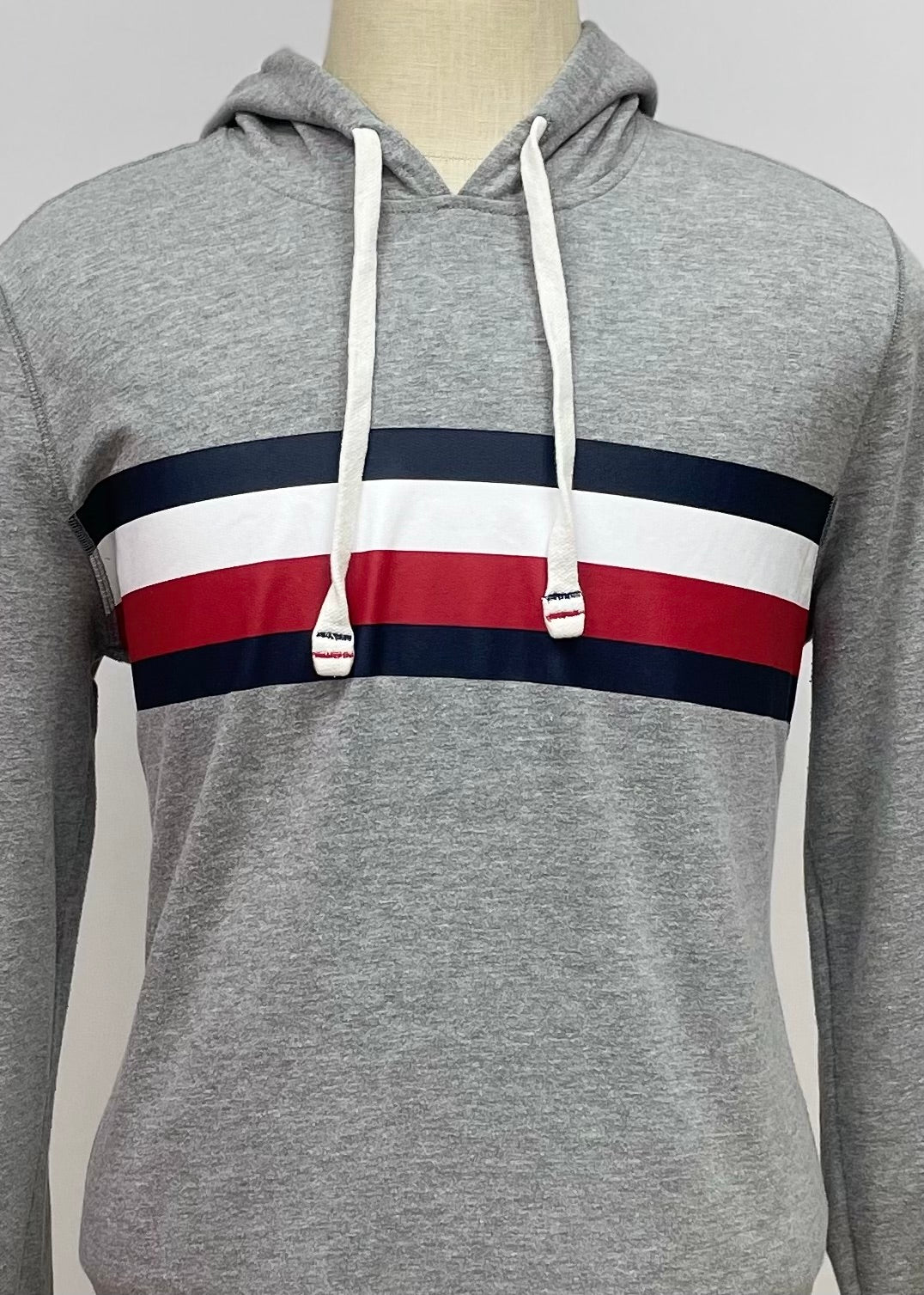 Sueter Jersey con capucha Tommy Hilfiger 🇺🇸 color gris claro y logo de bandera Talla M