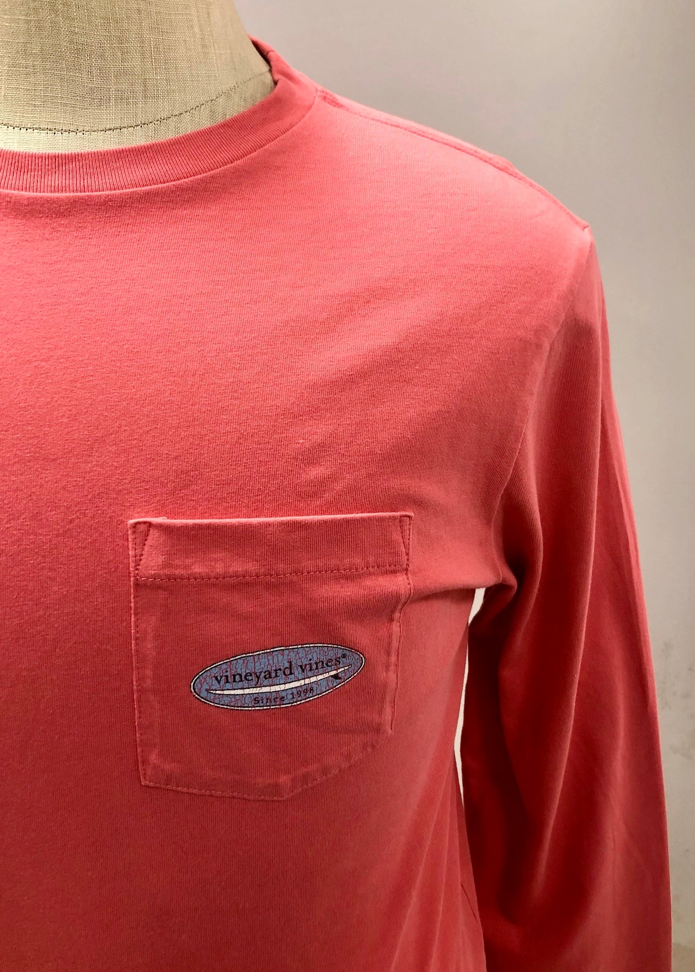 Camiseta cuello redondo Vineyard Vines 🐳 color rosado magenta con logo de tabla de surf Talla S