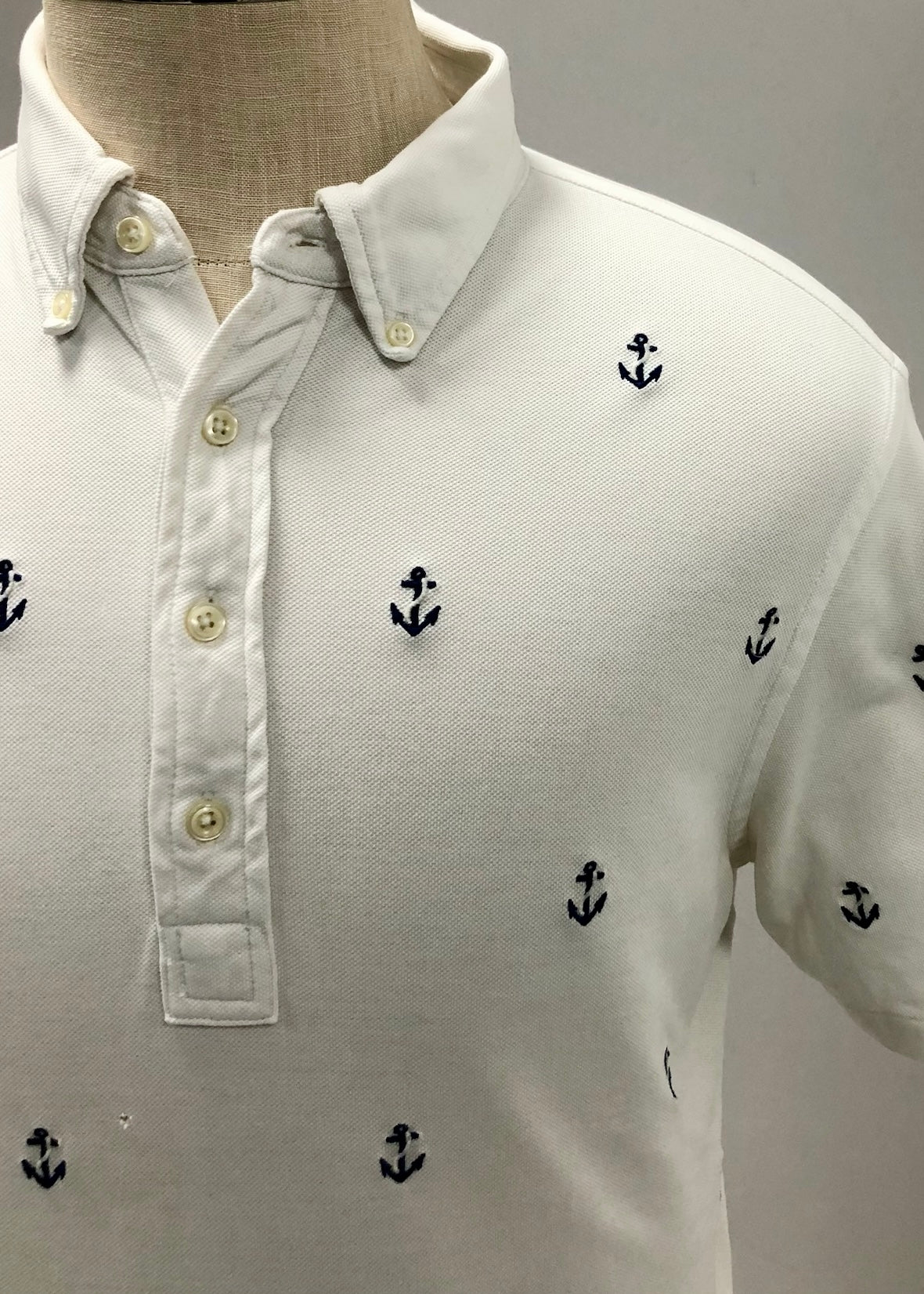 Camiseta Polo Ralph Lauren 🏇🏼 Color blanco con diseño de anclas en color azul Talla L Entalle Regular (ver descripción)