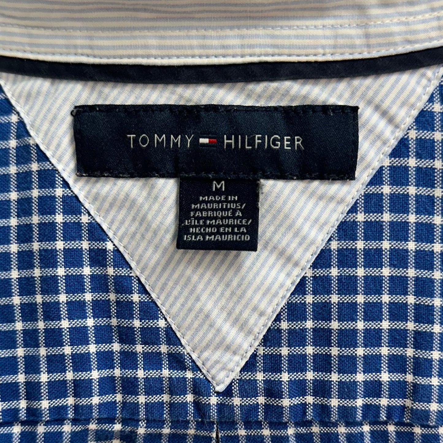 Camisa Tommy Hilfiger 🇺🇸 color azul con patrón de cuadros en color blanco Talla M Entalle Regular