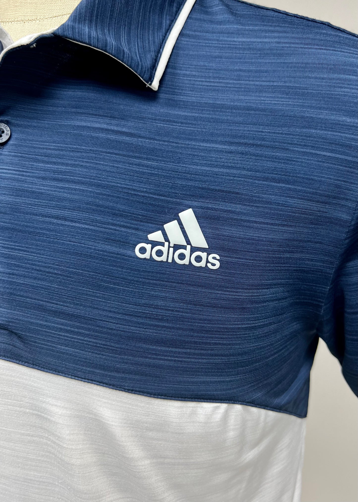 Camiseta Polo Adidas ⛳️ Tela performance con diseño de franjas en color azul navy y gris claro Talla S Entalle Regular