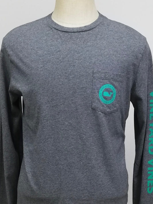 Camiseta de bolsillo Vineyard Vines 🐳 color gris oscuro con Diseño de ballena en turquesa Talla M