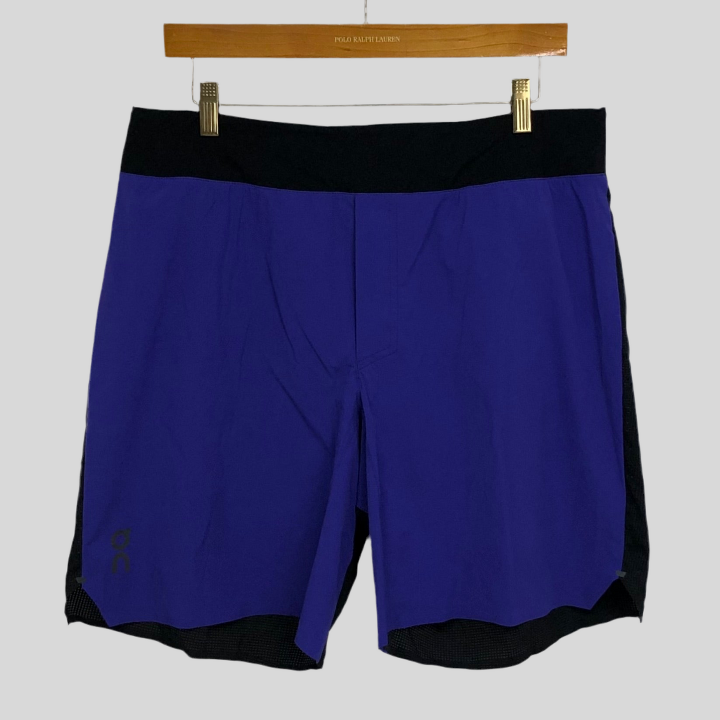 Shorts Híbrido On Running 🏃‍♂️ Tela performance color morado y negro talla XL