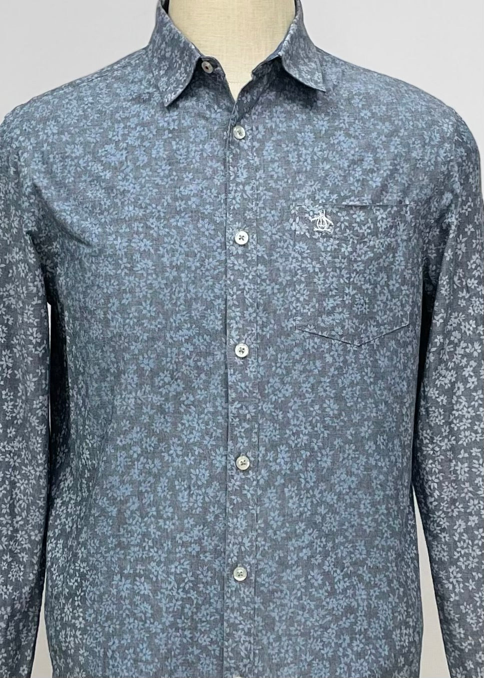 Camisa Original Penguin 🐧 color gris con patron de flores en color celeste Talla M Entalle Slim Fit