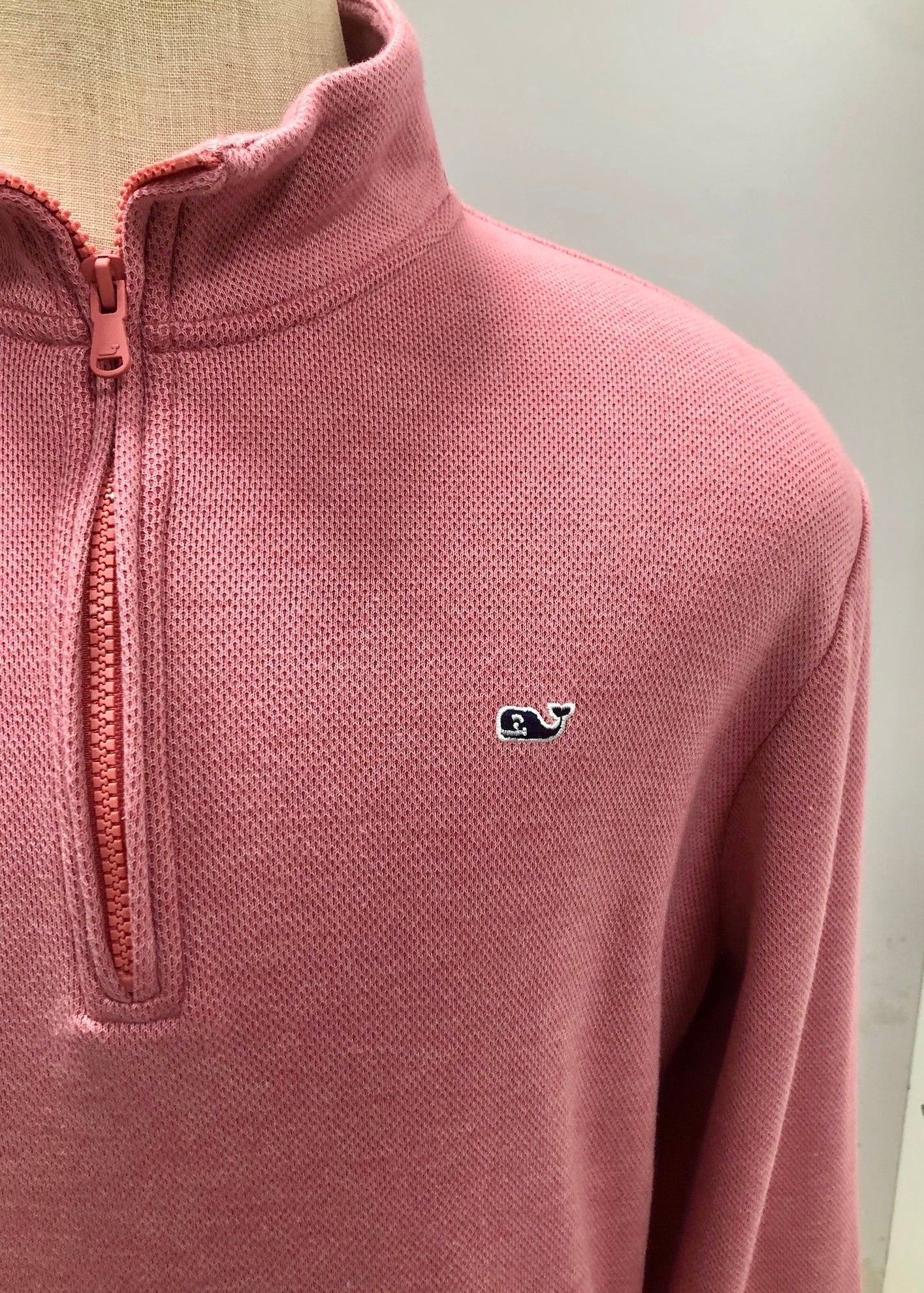 Sueter Jersey Vineyard Vines 🐳 color rosado con logo tradicional Tela algodón Pima Talla L