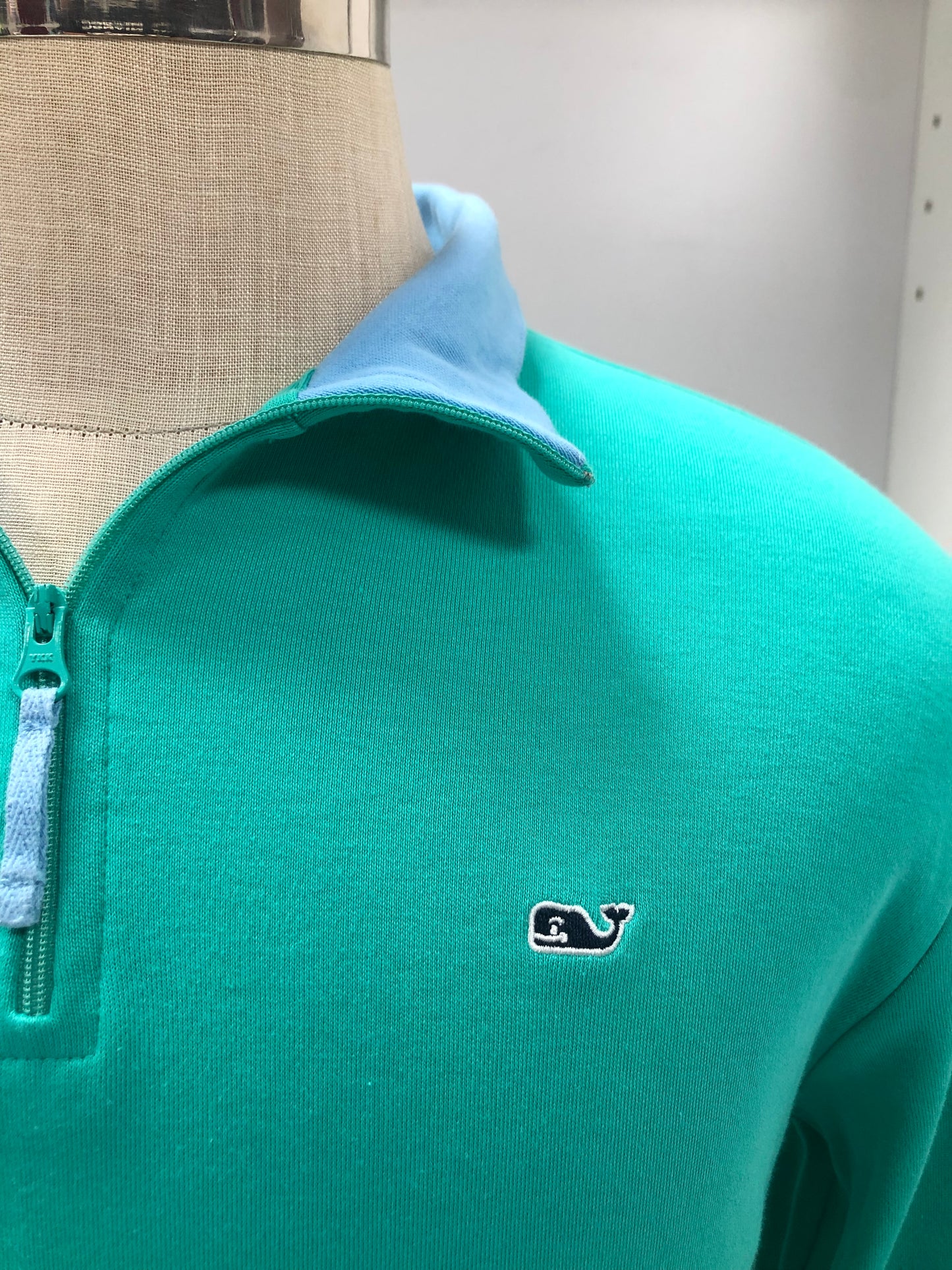 Sueter Jersey Vineyard Vines 🐳 color turquesa y cuello en color celeste Tela algodón Pima Talla M