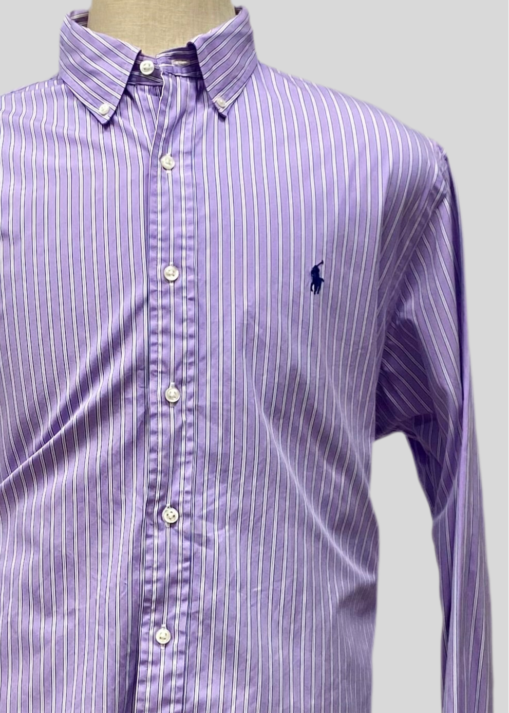 Camisa Polo Ralph Lauren 🏇🏼 con patron de rayas en color morado, azul navy y blanco Talla XL Entalle Regular