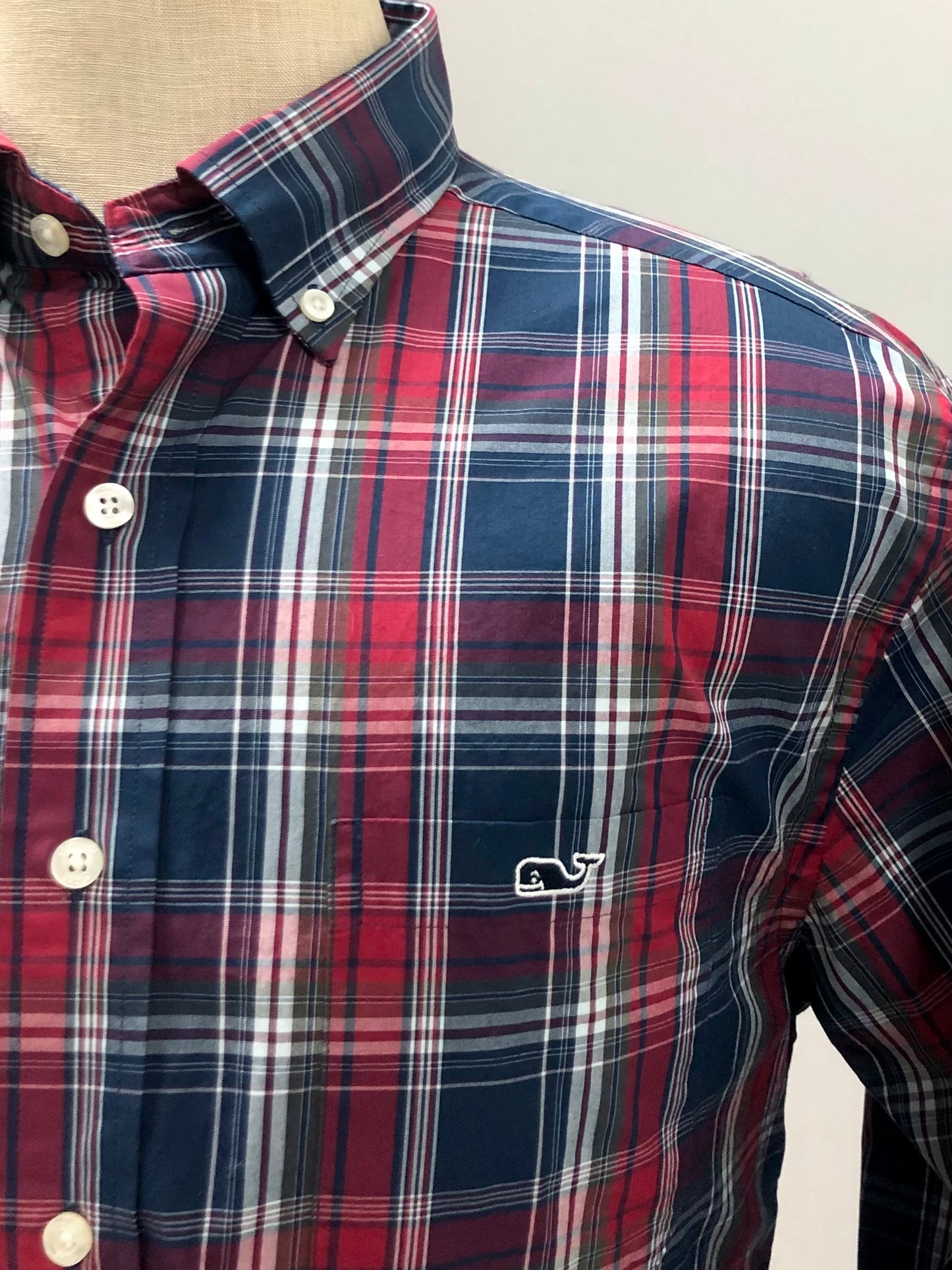 Camisa de botones Vineyard Vines 🐳 con patrón de cuadros en color rojo, azul navy y blanco Talla M Entalle Clásico