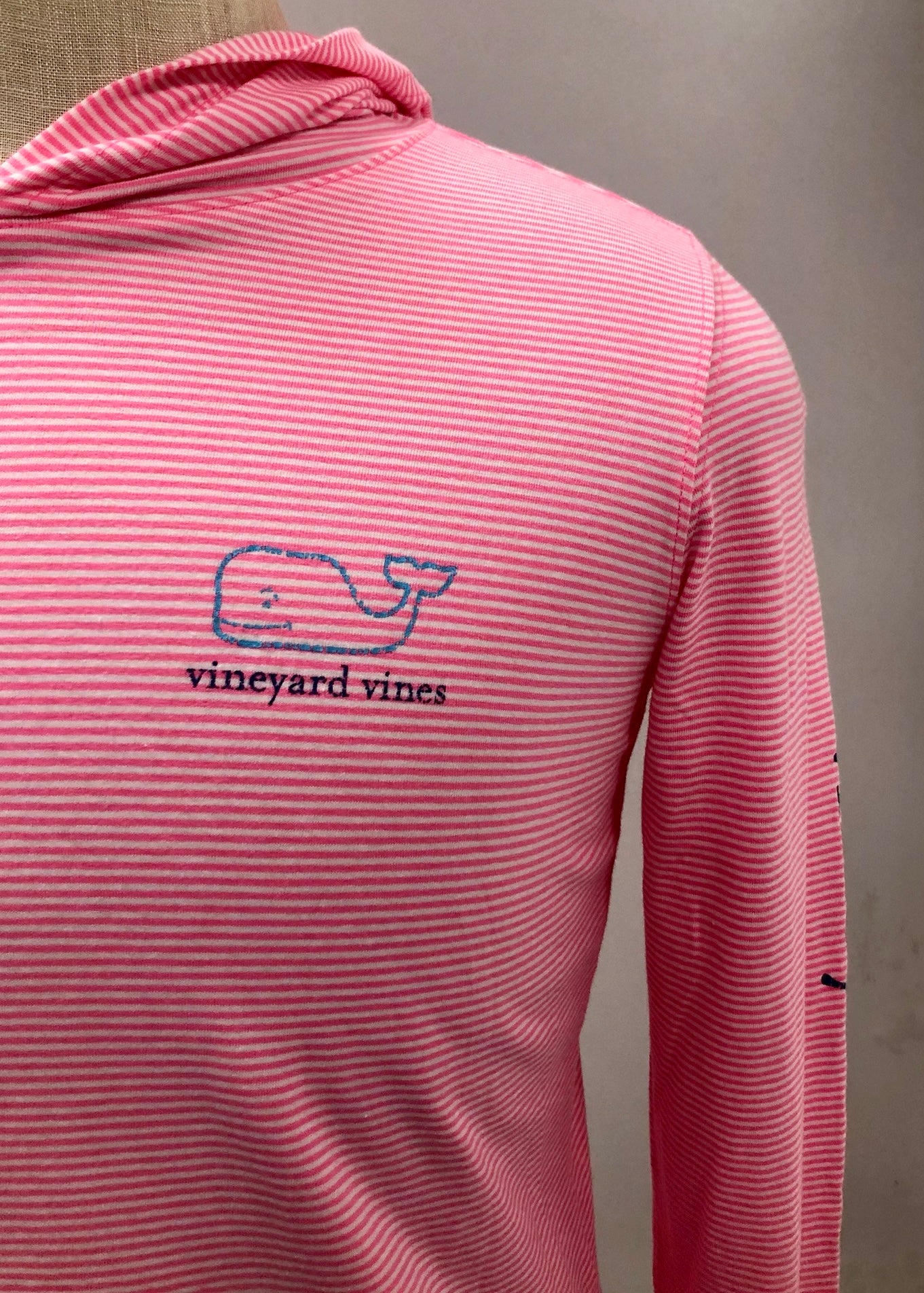 Camiseta de mujer con capucha Vineyard Vines 🐳 Tela Performance con rayas en color rosado y blanco con logo en azul Talla S Entalle Regular