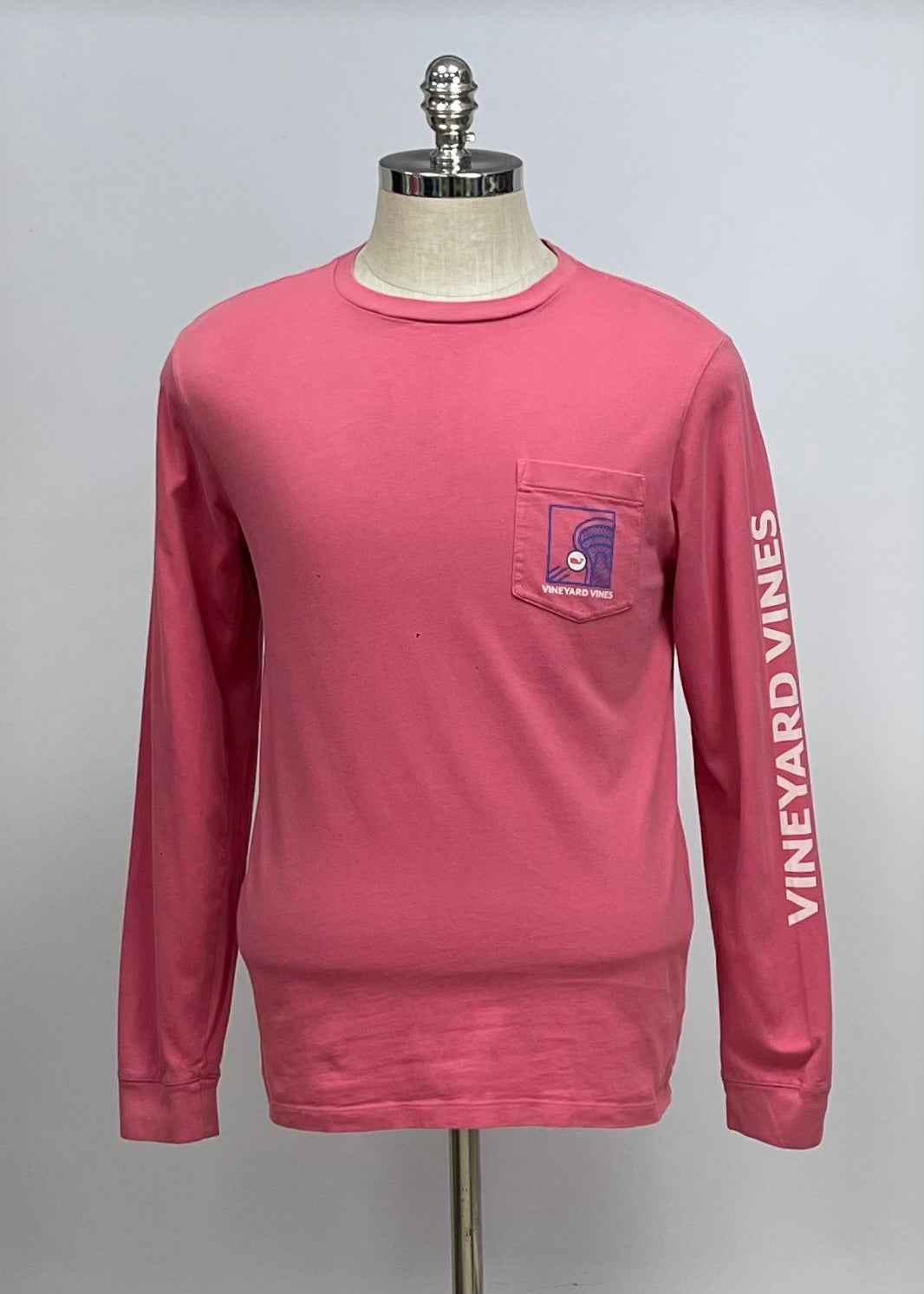 Camiseta de bolsillo Vineyard Vines 🐳 color rosado con Diseño Every Game Talla Small