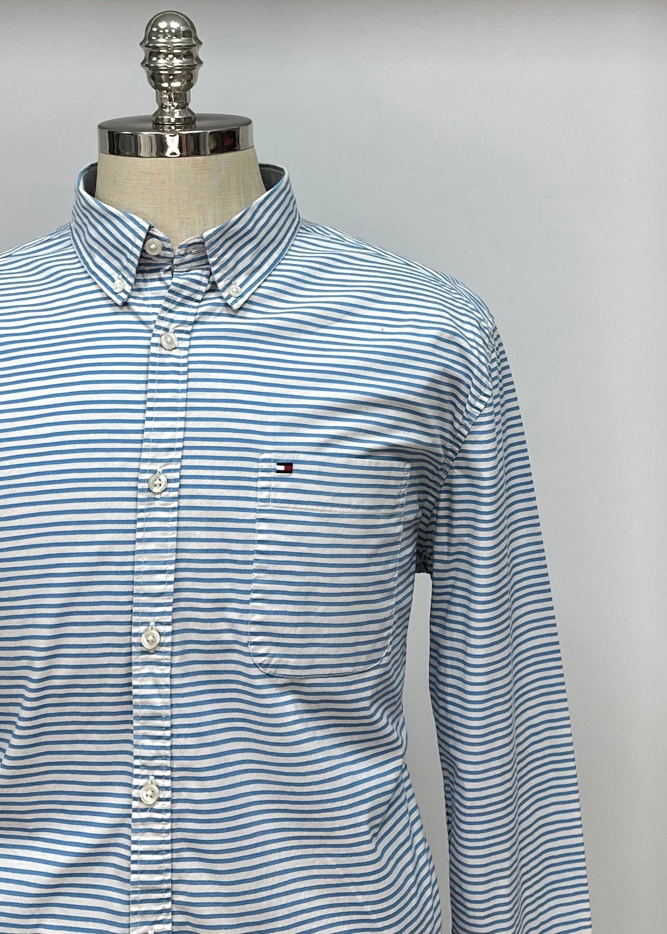 Camisa de botones Tommy Hilfiger 🇺🇸 en color blanco con rayas en color azul Talla XL Entalle Slim Fit (ver descripción)