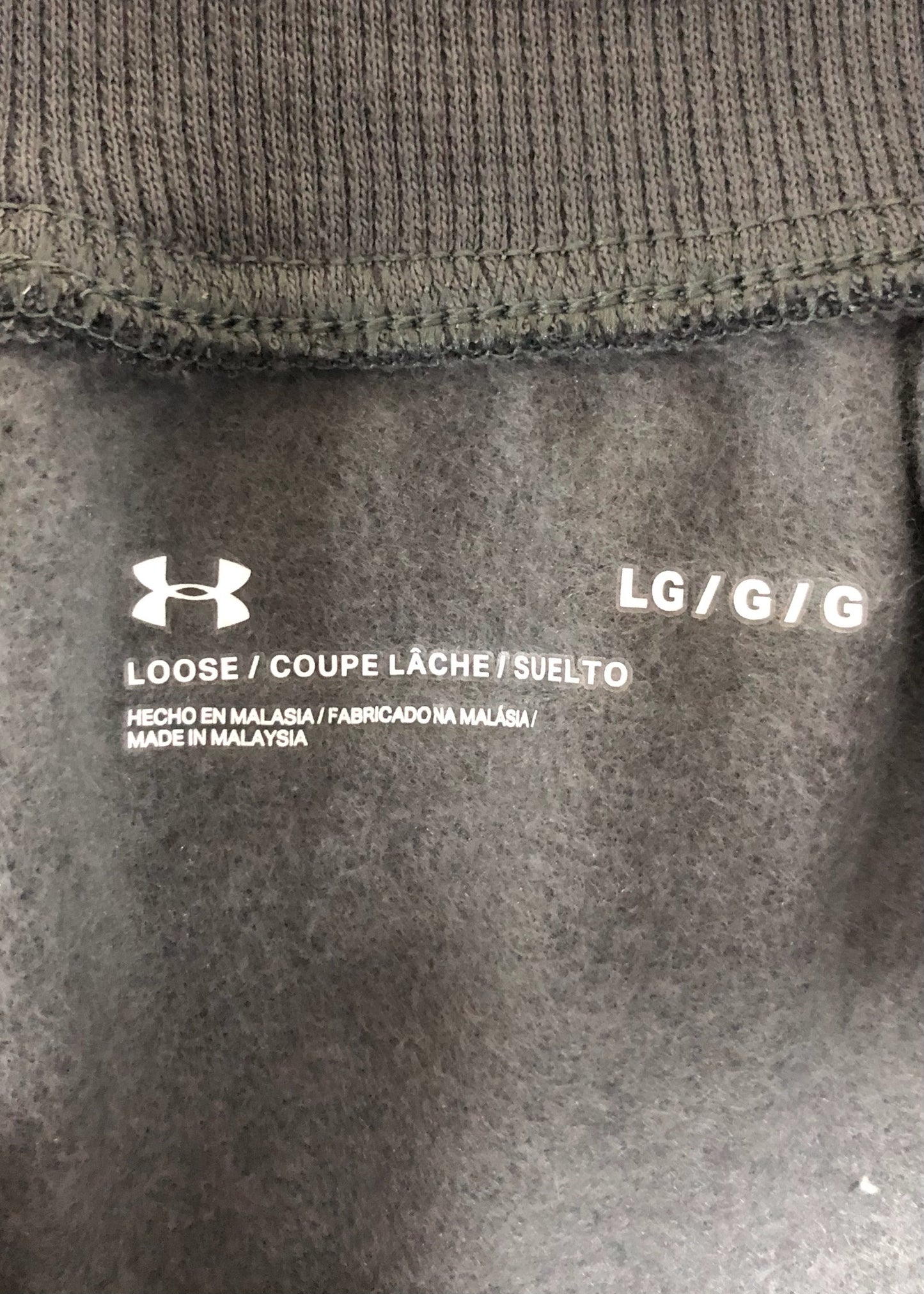 Short Lounge Under Armour 🏋🏼‍♂️ color gris oscuro y logo en blanco Talla L