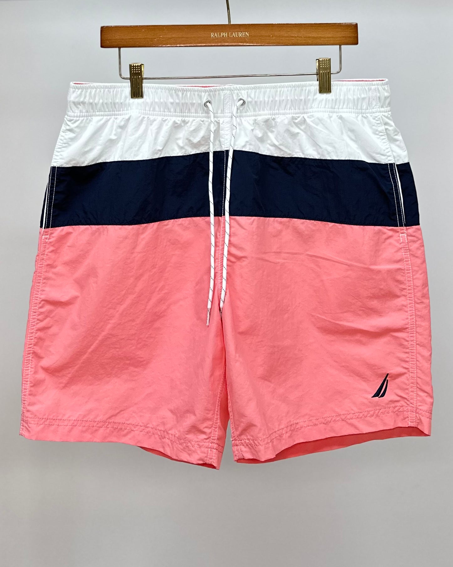 Shorts de baño Nautica ⚓️ con franjas en color blanco, azul navy y rosado talla L