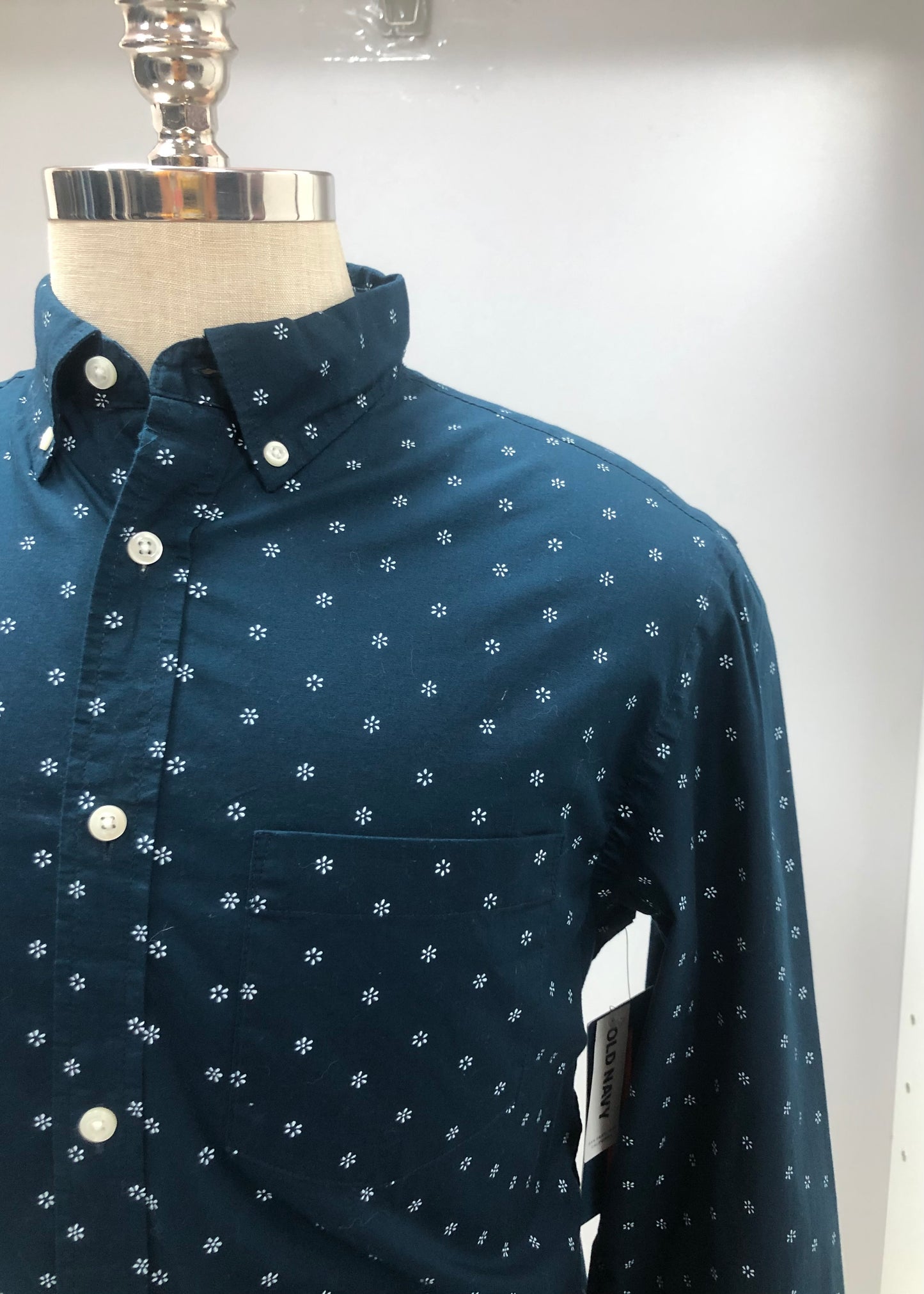 Camisa de botones Old Navy color azul navy con diseño de flor Talla M Entalle Regular