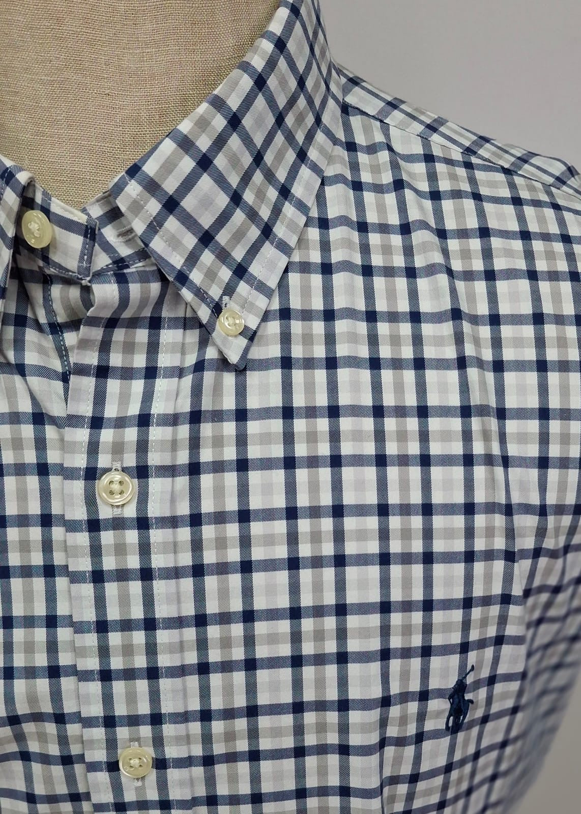 Camisa Polo Ralph Lauren 🏇🏼 color blanco con patrón de cuadros azul y gris Talla XL Entalle Clásico