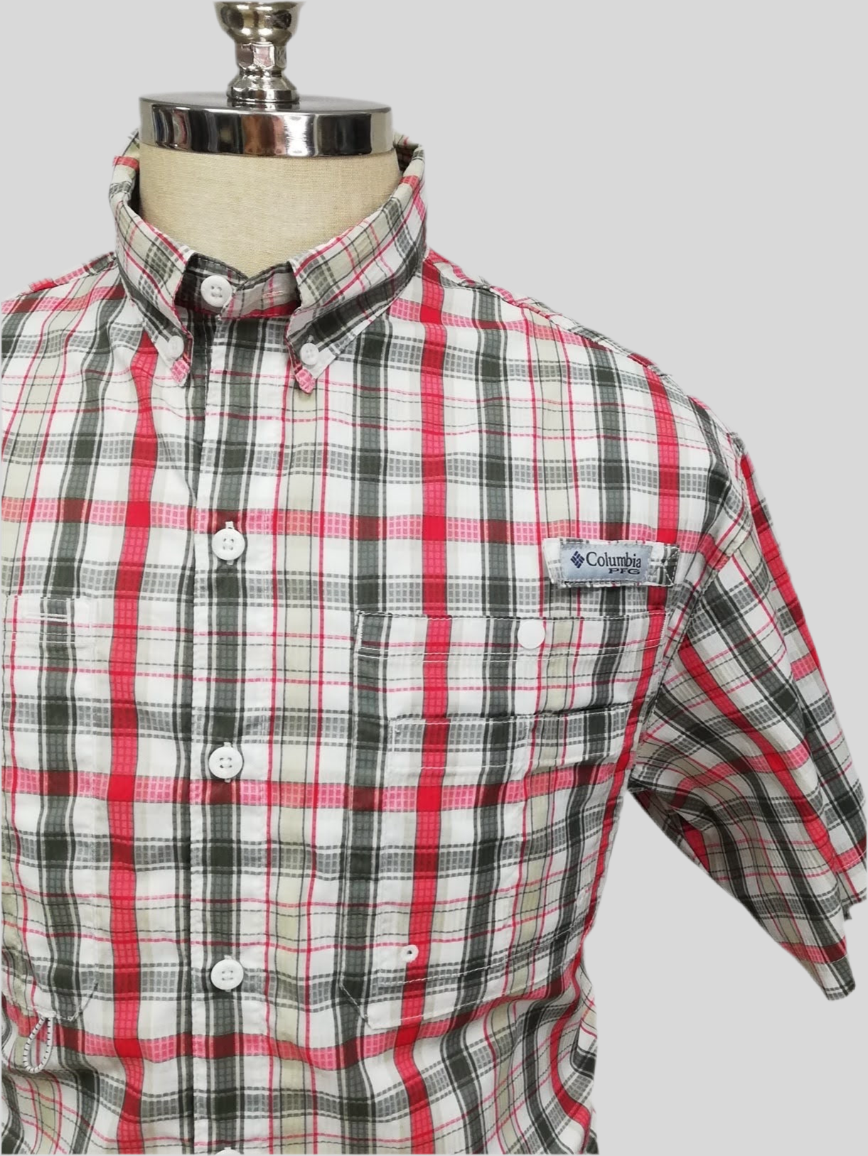 Camisa Columbia 🔹con patrón de cuadros rojo, verde oscuro y crema con Omni Shade Manga corta Talla M