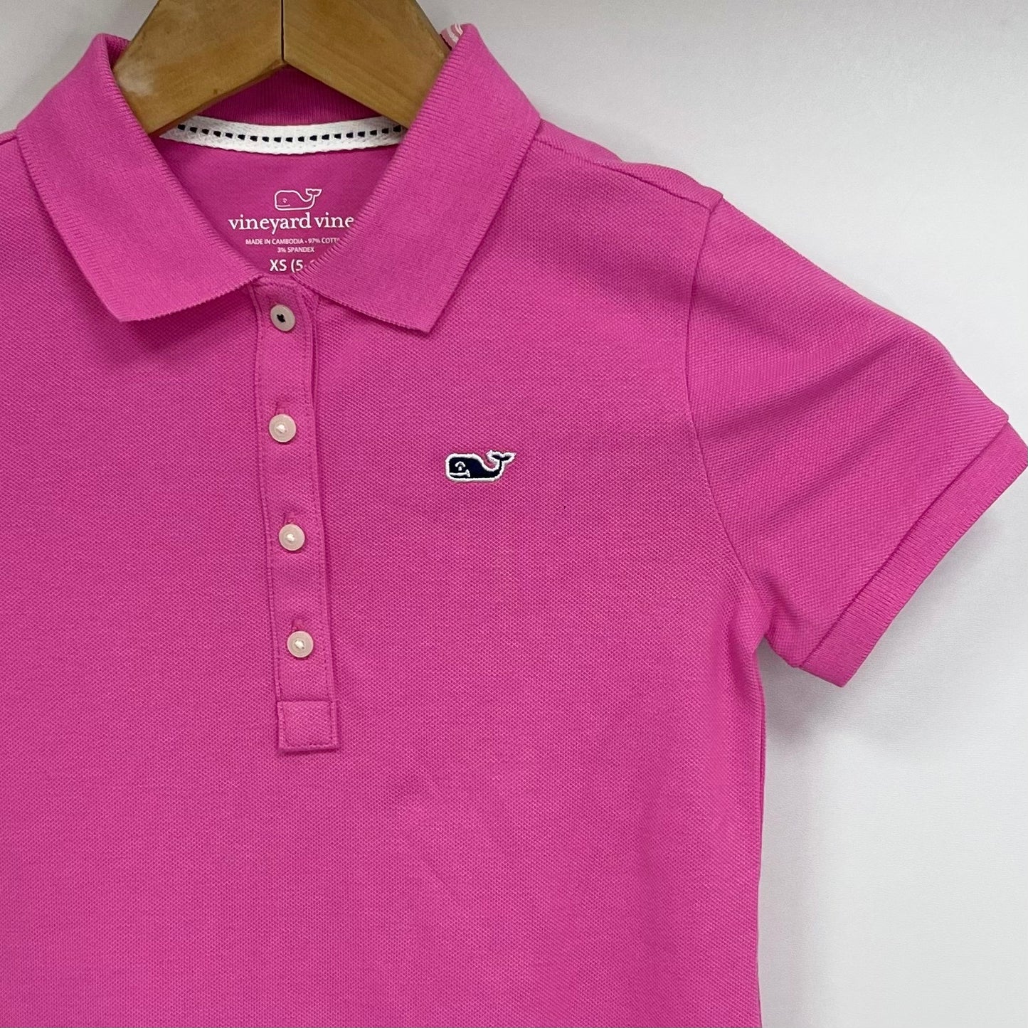 Vestido de niña Vineyard Vines 🐳 color rosado intenso y logo en letras azul Talla XS (5-6) Entalle Regular