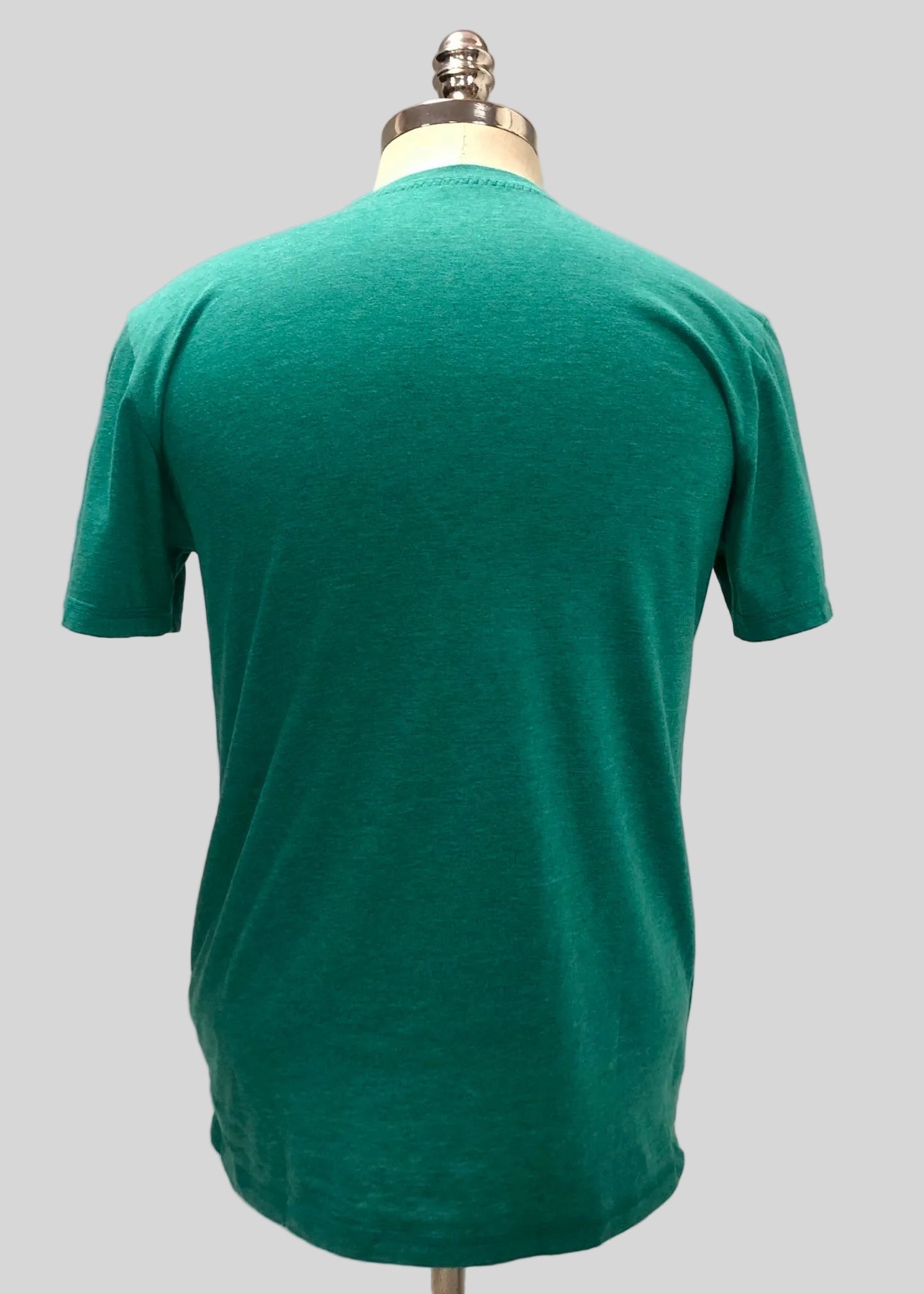 Camiseta cuello redondo Vineyard Vines 🐳 color verde esmeralda con diseño de surf Talla M