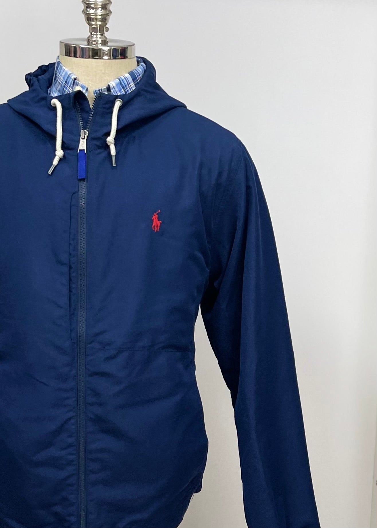 Jacket con capucha Polo Ralph Lauren 🏇🏼 color azul navy y con zíper completo y logo en color rojo Talla L