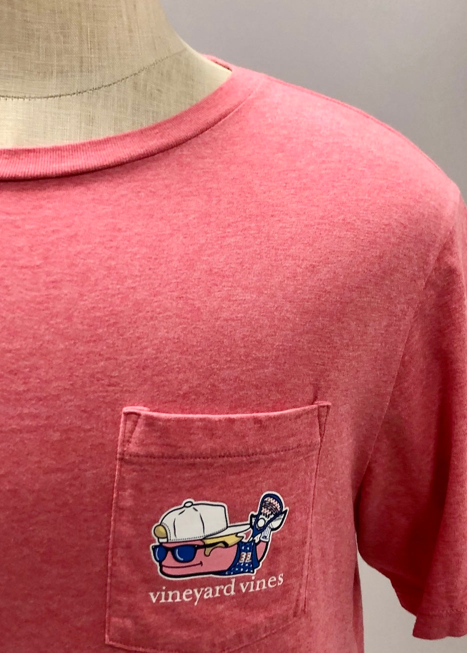 Camiseta cuello redondo Vineyard Vines 🐳 color rosado magenta con Diseño de Ballena Lacrosse Talla Medium