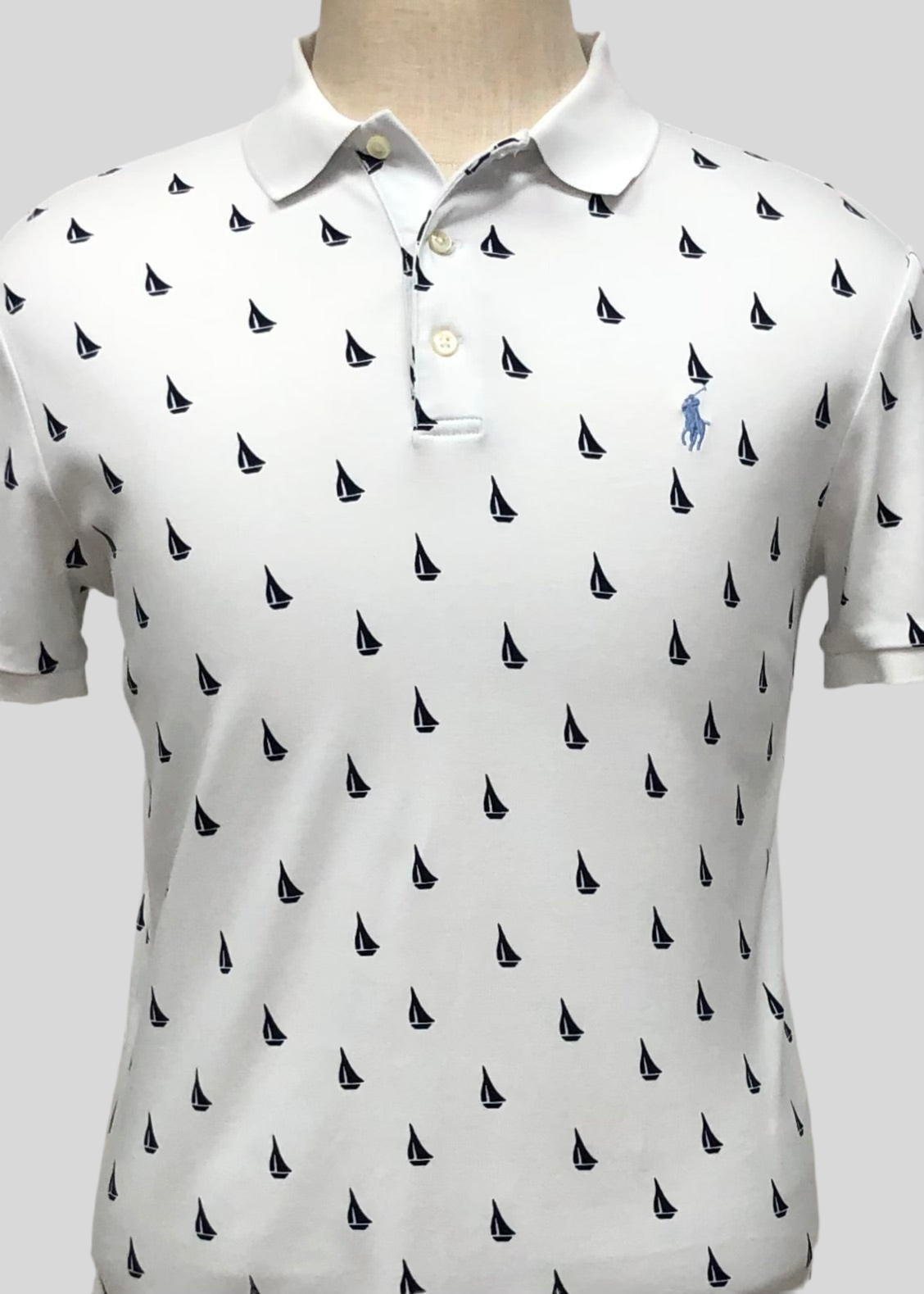 Camiseta Polo Ralph Lauren 🏇🏼 Color blanco con diseño de veleros en color azul Talla M Entalle Custom Slim Fit